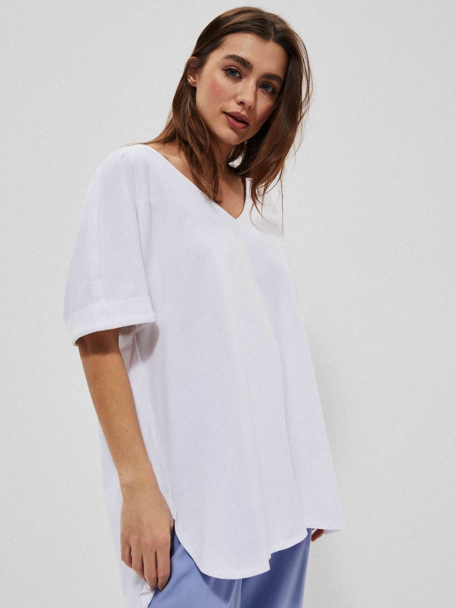 White blouse smooth V-neckline Moodo