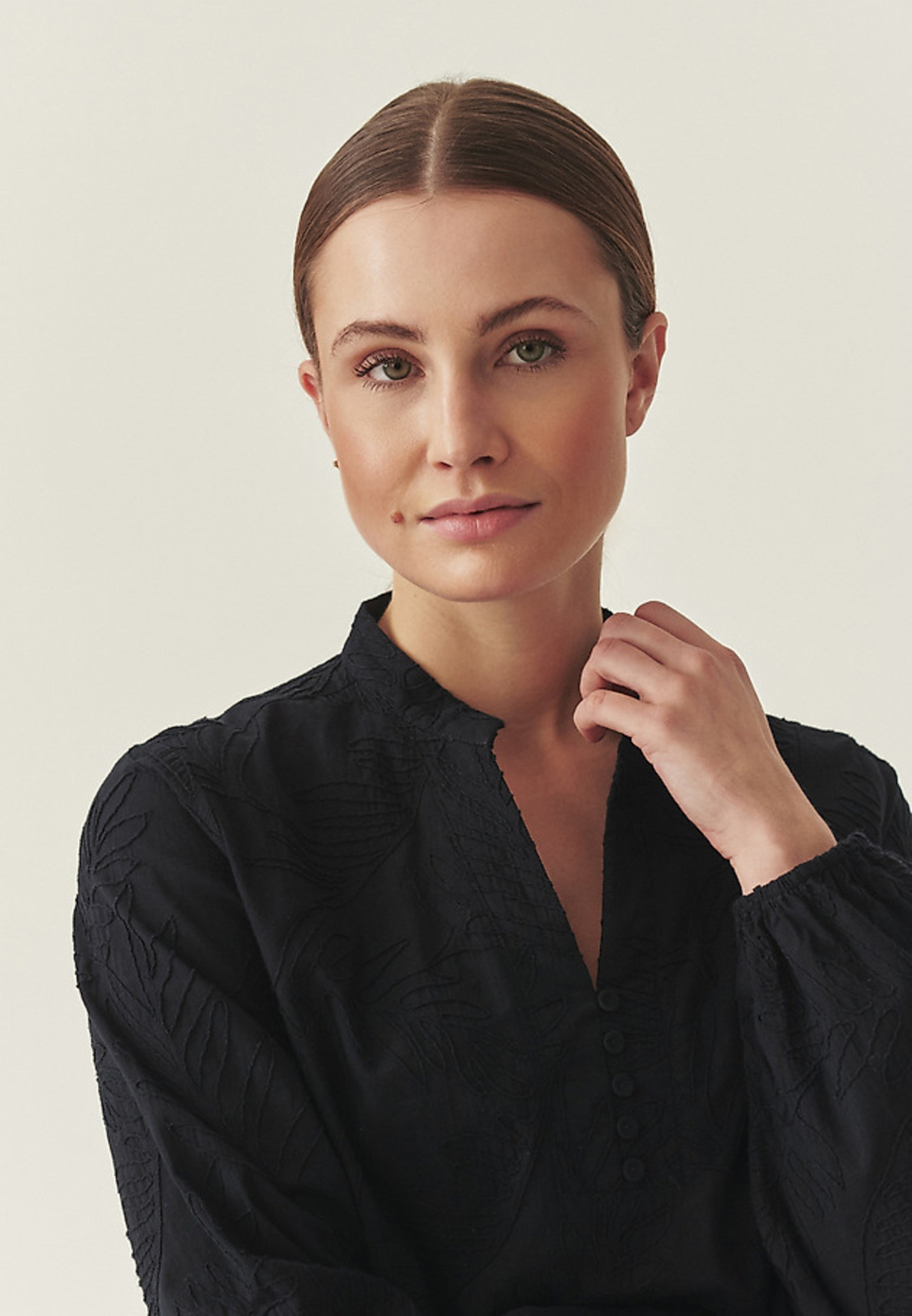 Тъмносиня блуза с бродерия Tanti Tatuum