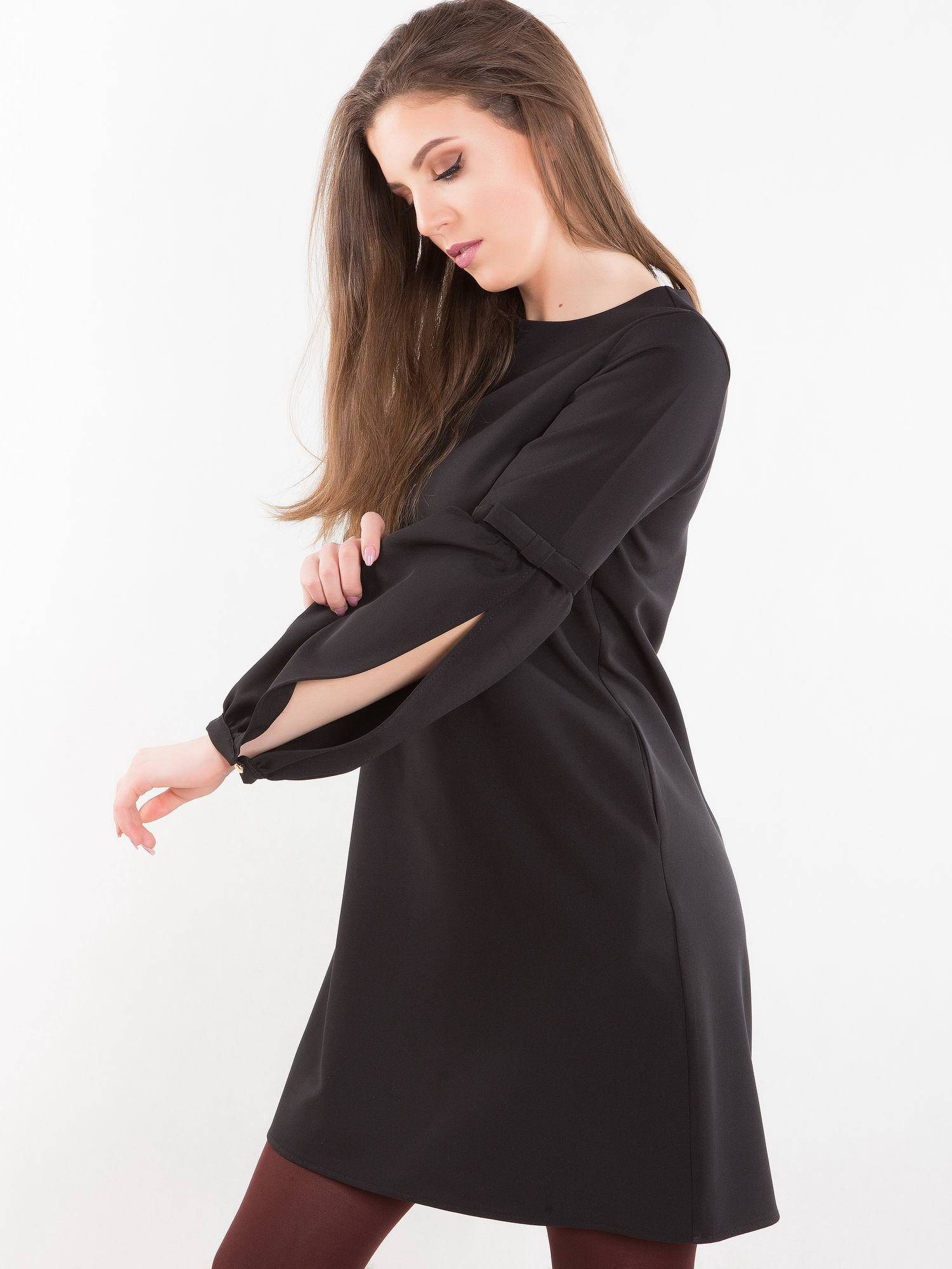 Dress decorated with slits on the sleeves black