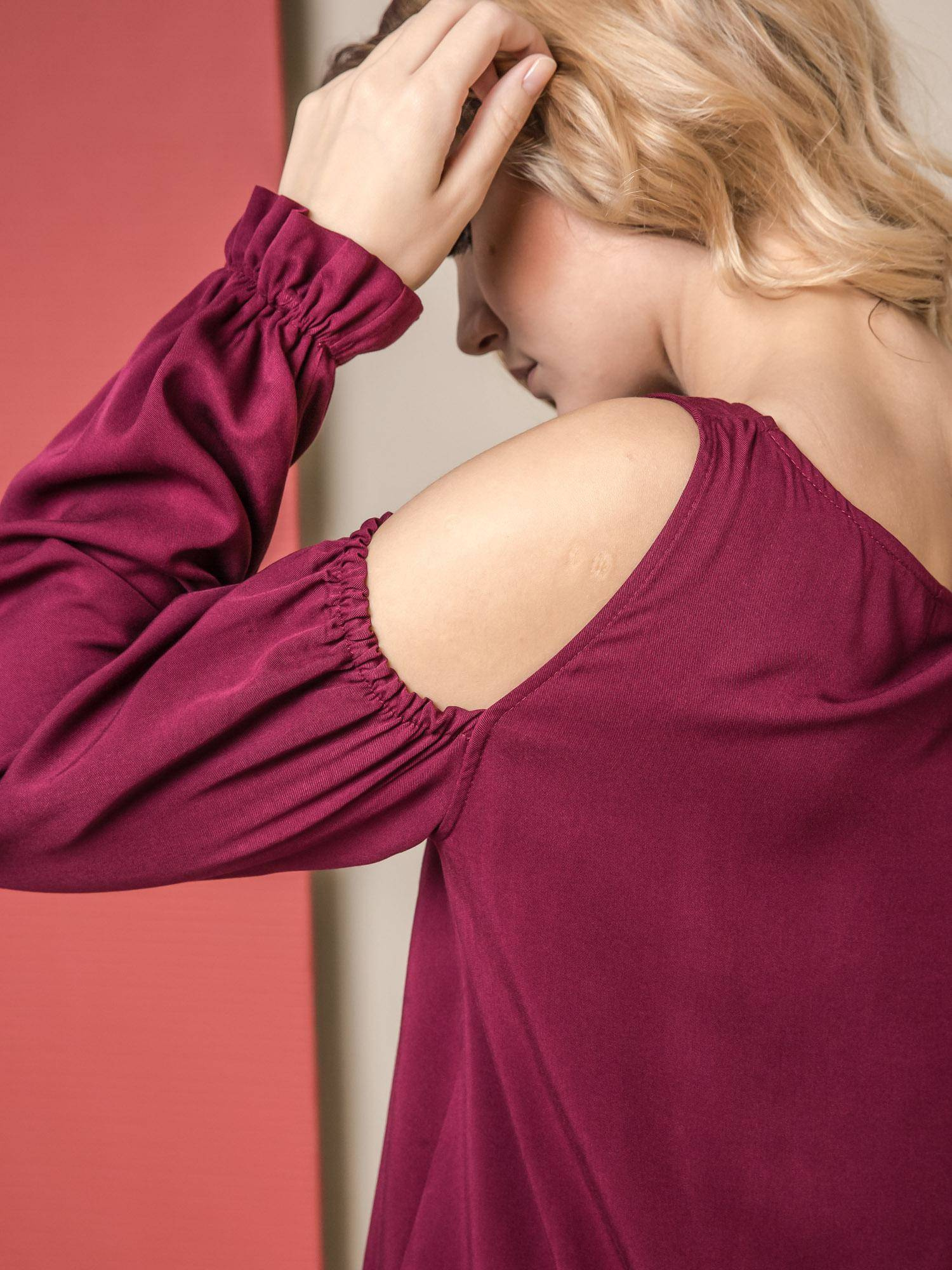 Blouse ONE revealing shoulders burgundy