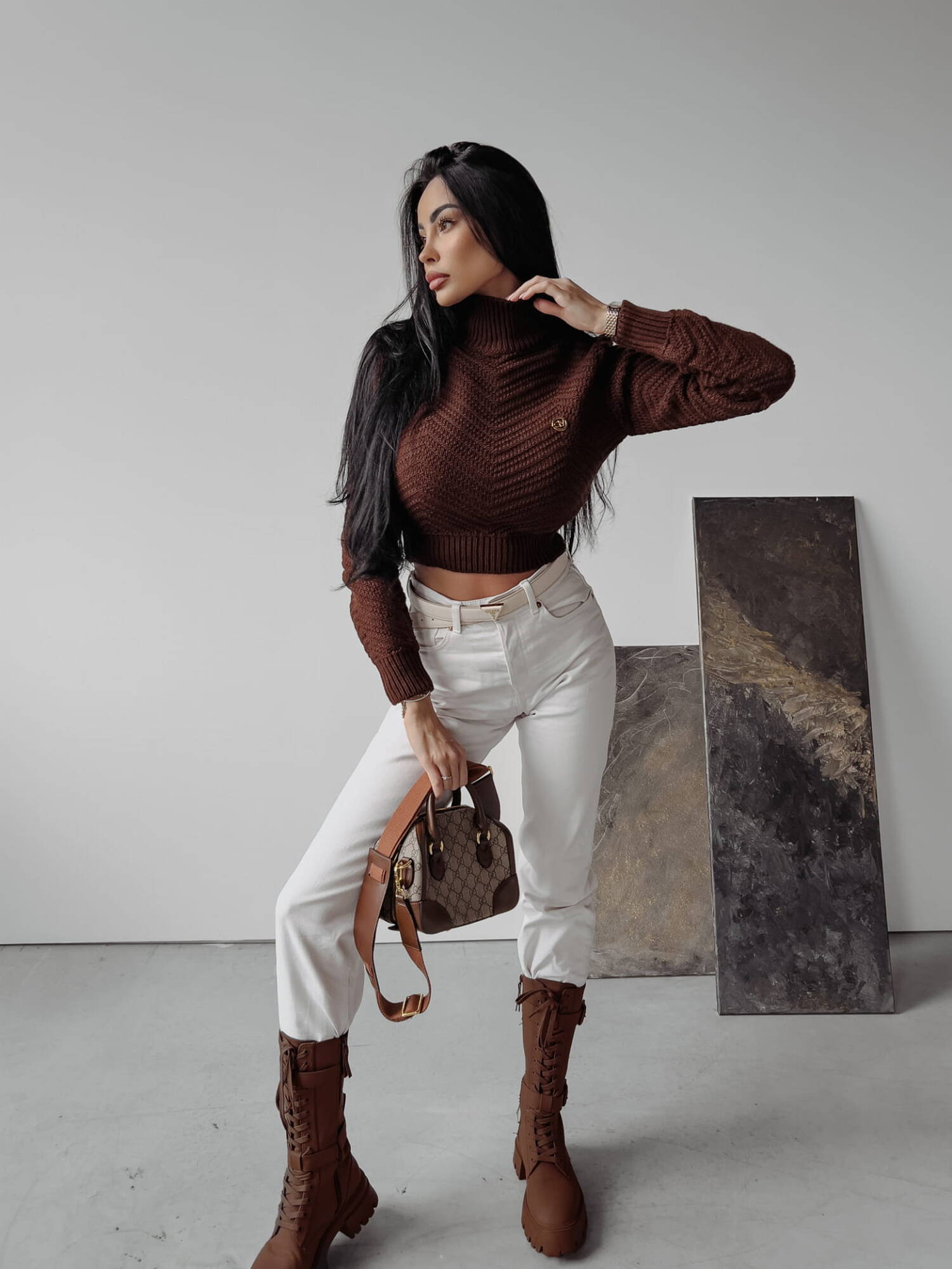 EMMIE 2023 OLAVOGA Brown Turtleneck
