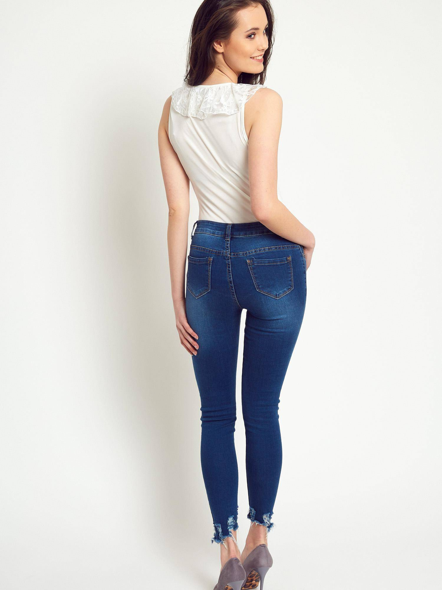 V-neck body with ecru lace
