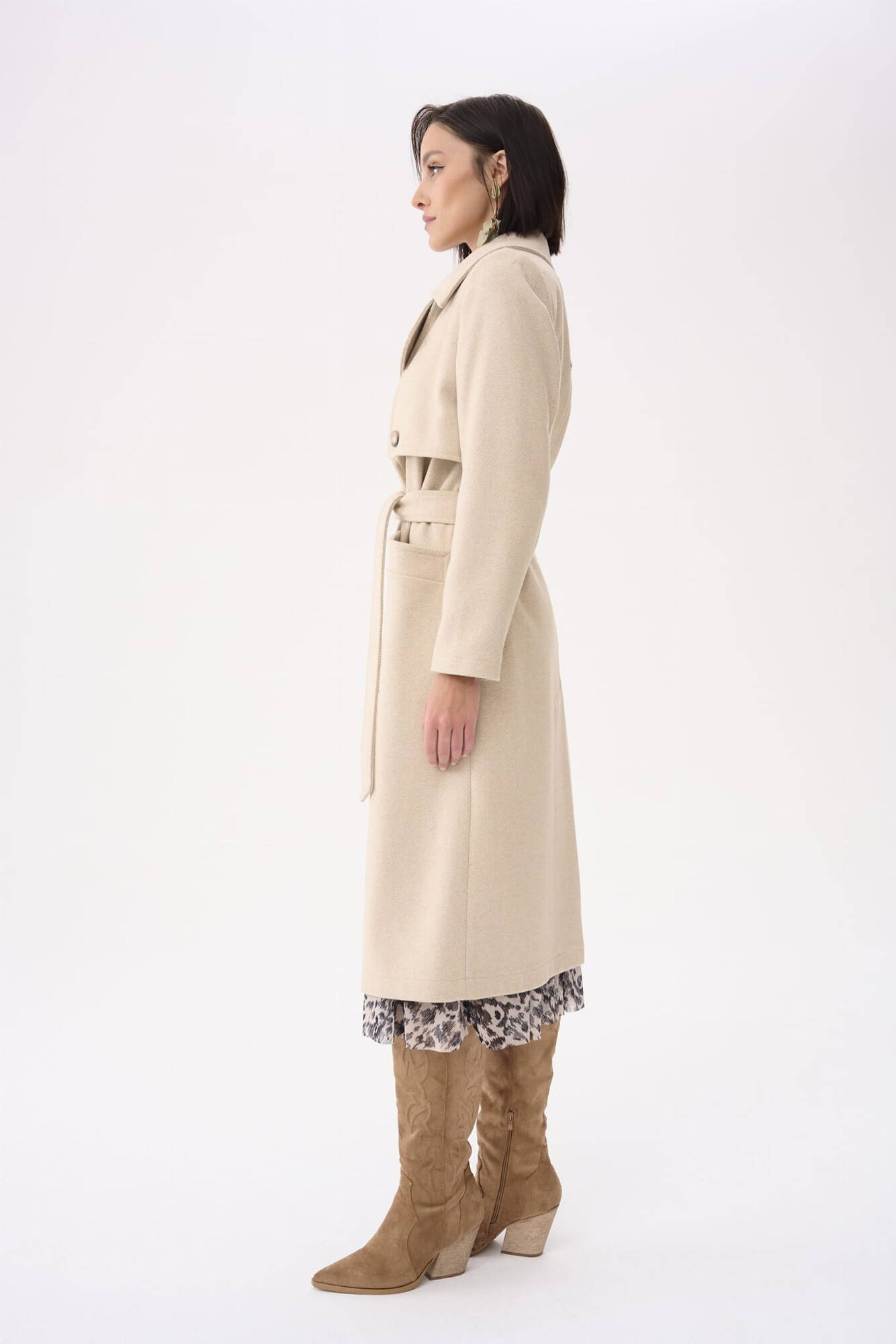 Beige double-breasted coat with Blue Shadow belt