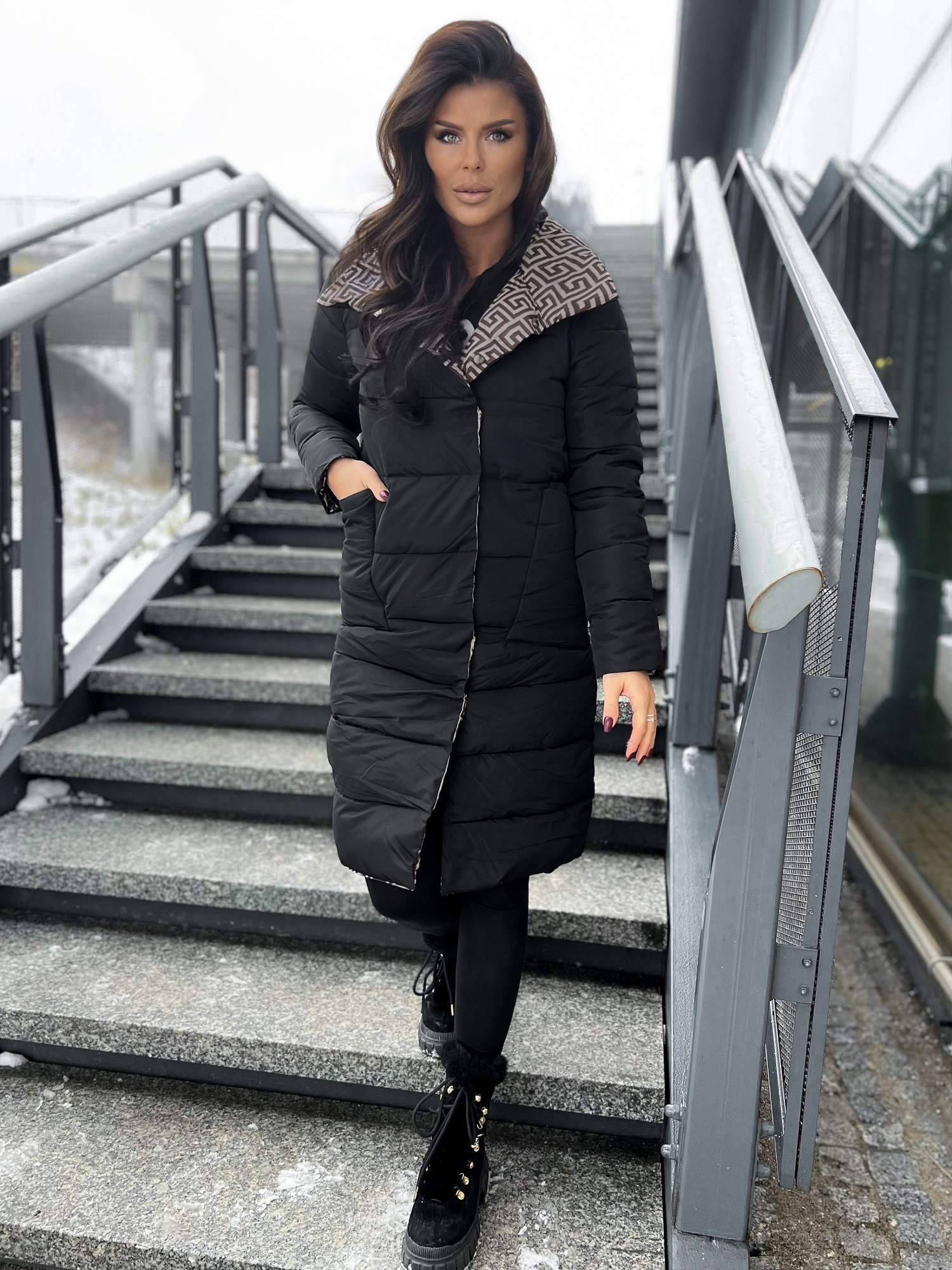 Jachetă neagră cu piept dublu, guler înalt stand-up Yups