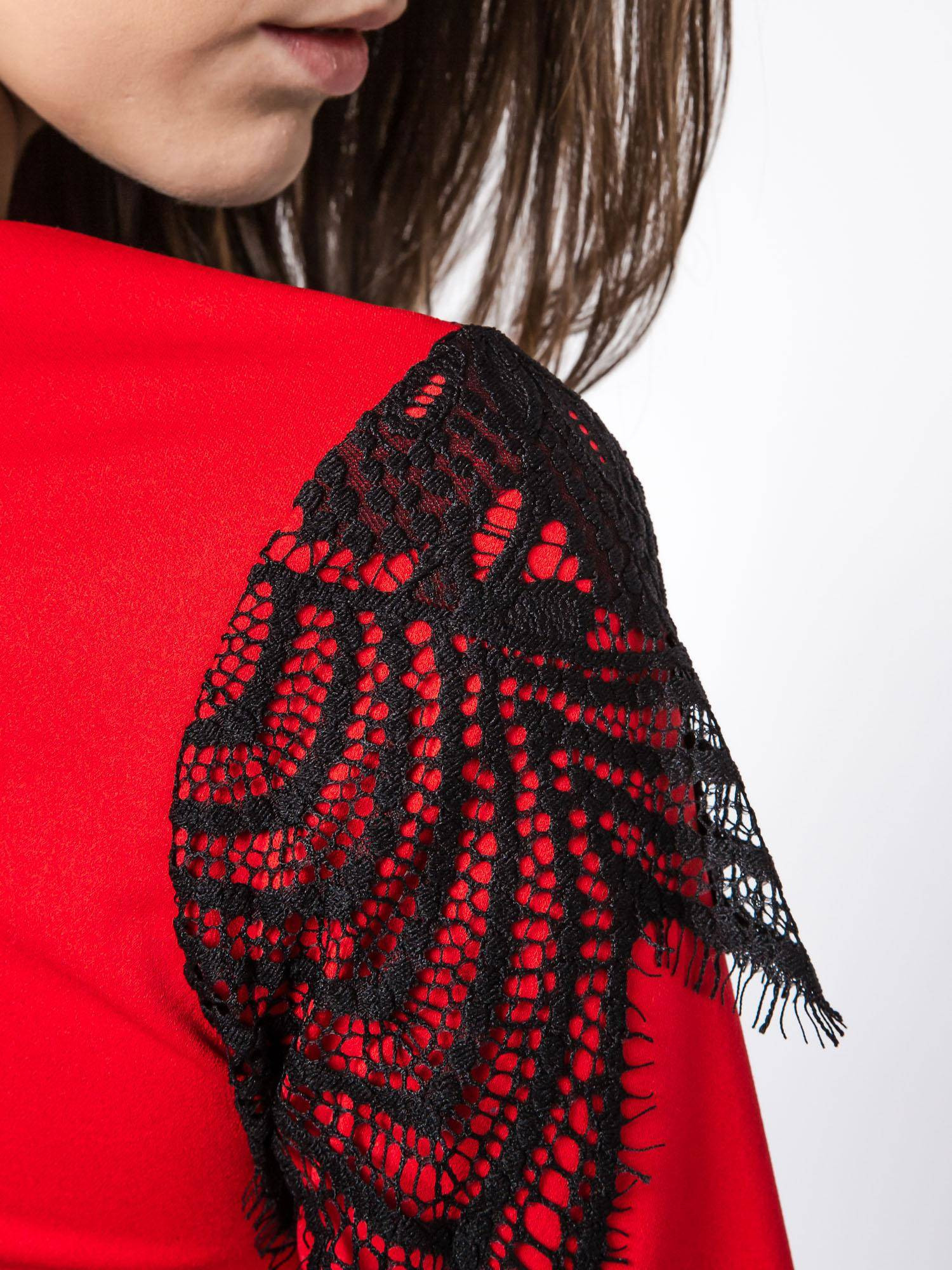 DRESS WITH LACE AT THE NECKLINE RED