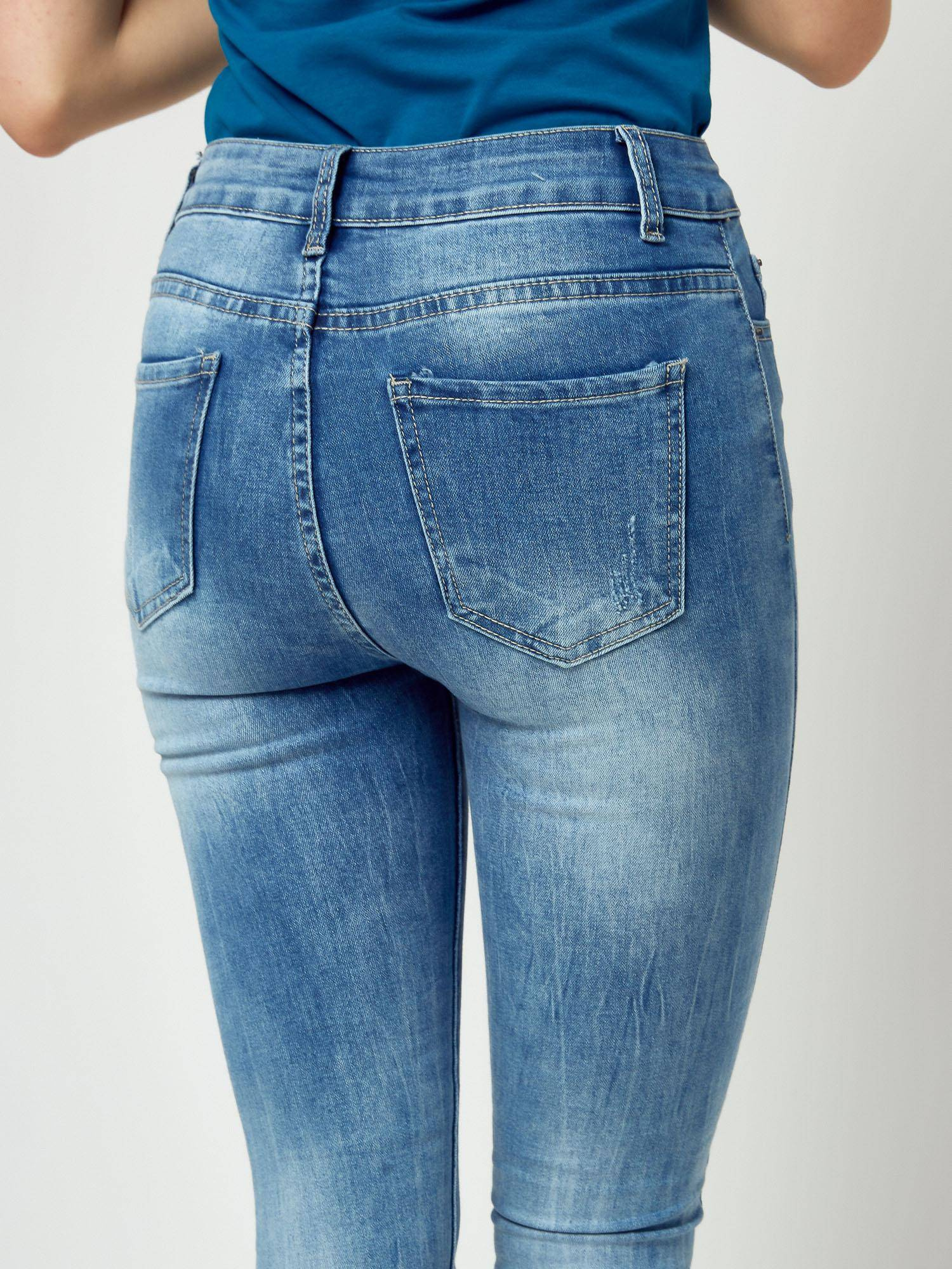 Jeans decorated with abrasions and pearls blue