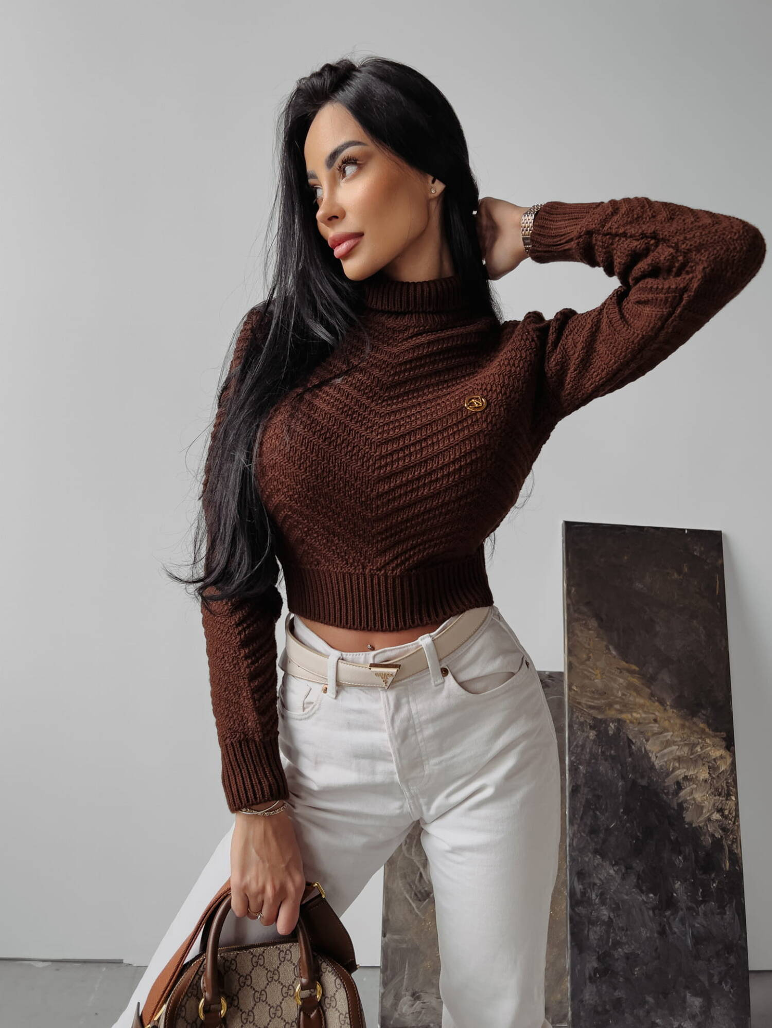 EMMIE 2023 OLAVOGA Brown Turtleneck