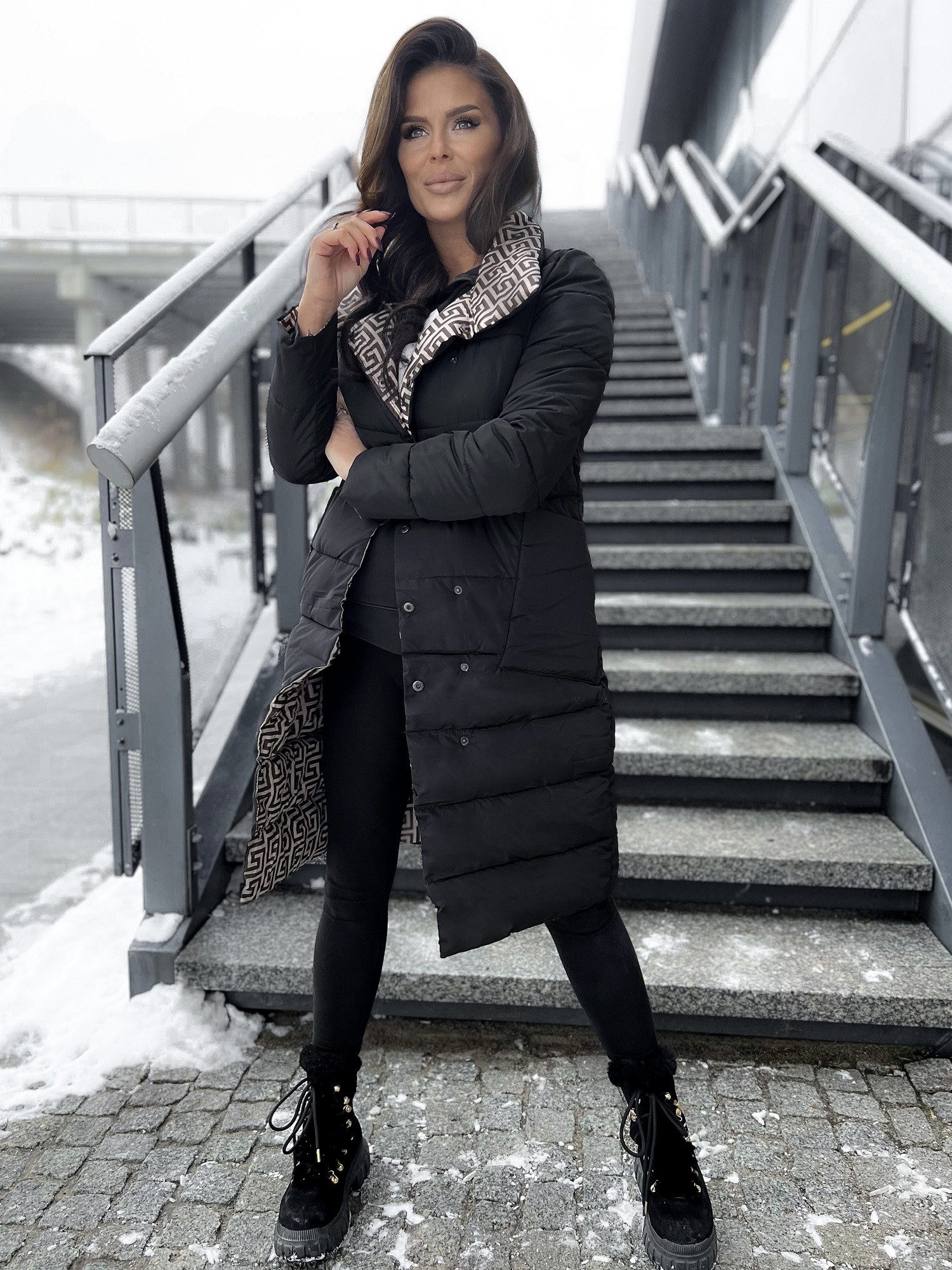 Jachetă neagră cu piept dublu, guler înalt stand-up Yups