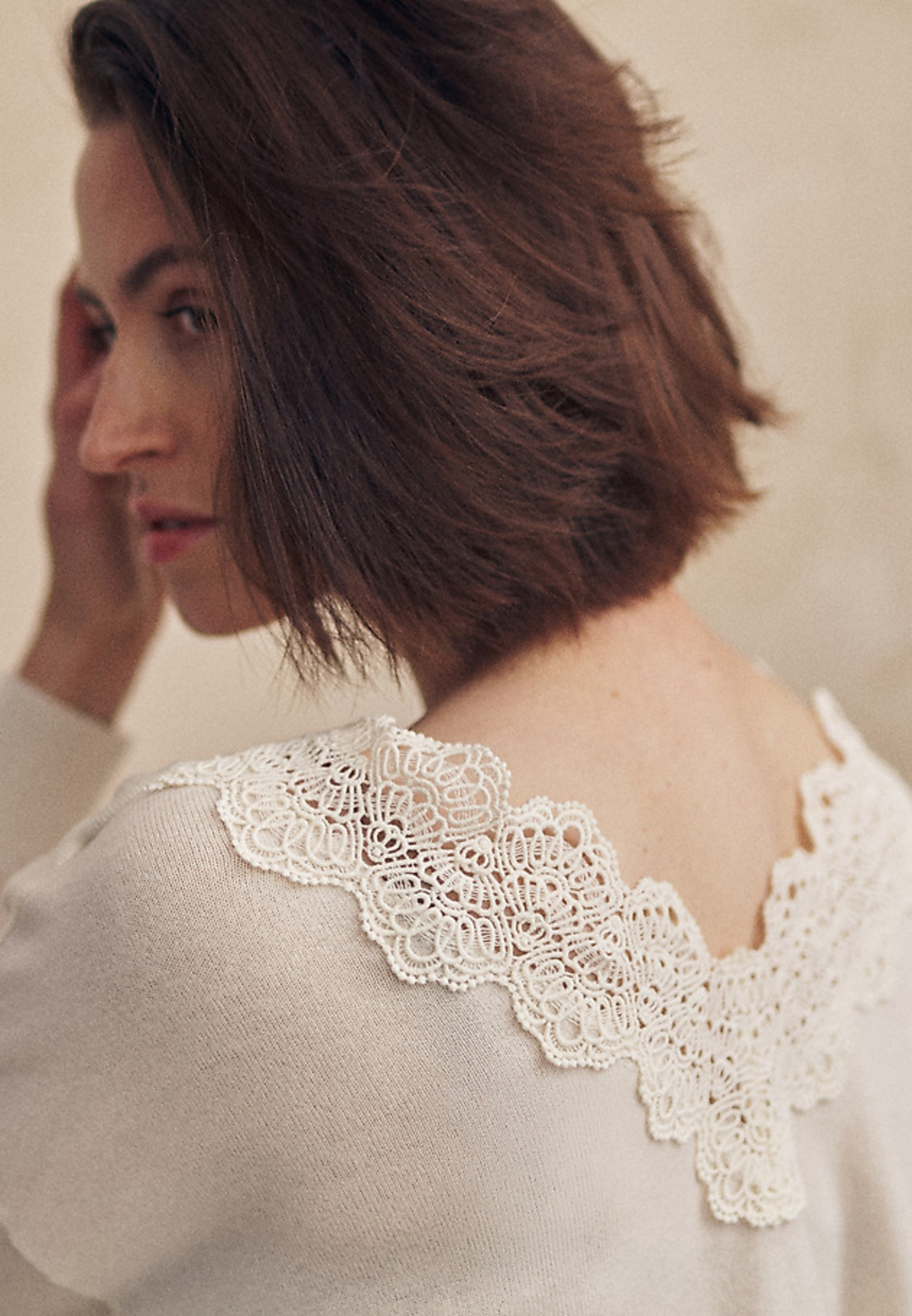 Екрю вълнен пуловер с дантела Елвира Татуум