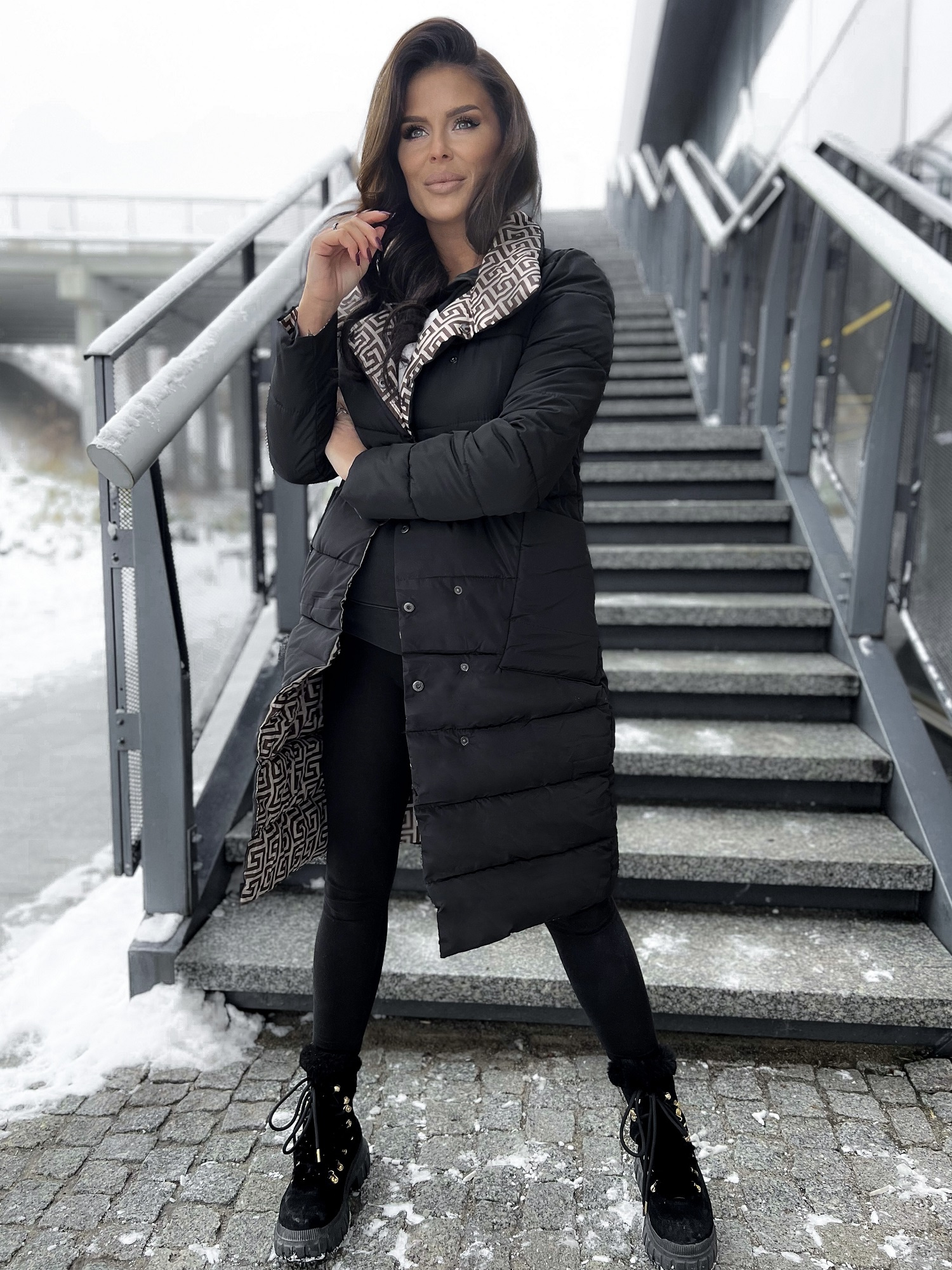 Jachetă neagră cu piept dublu, guler înalt stand-up Yups