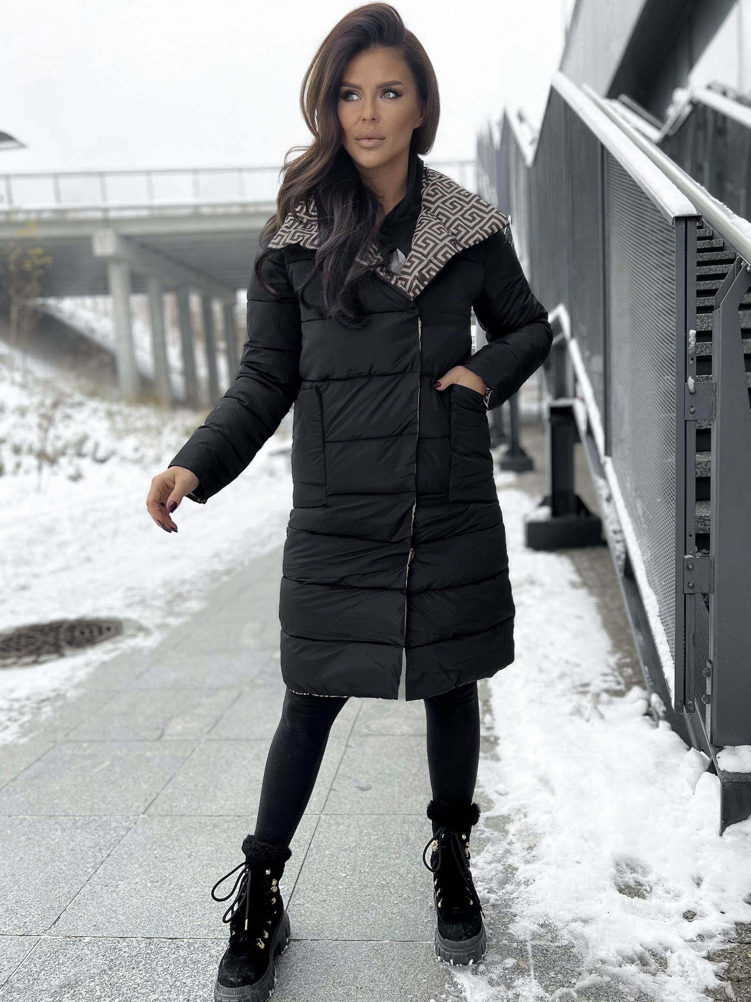 Jachetă neagră cu piept dublu, guler înalt stand-up Yups