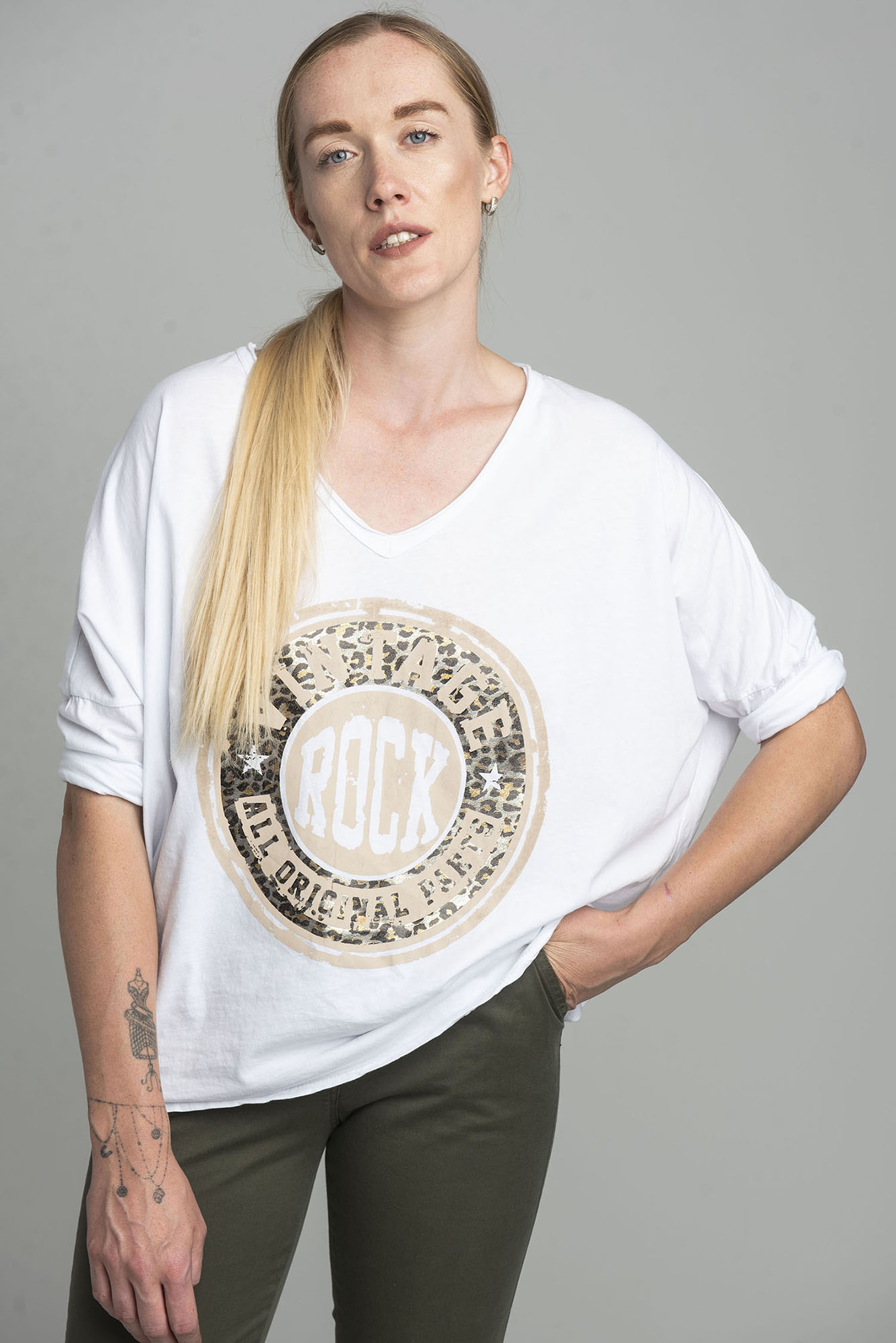 White oversize blouse with a shiny print
