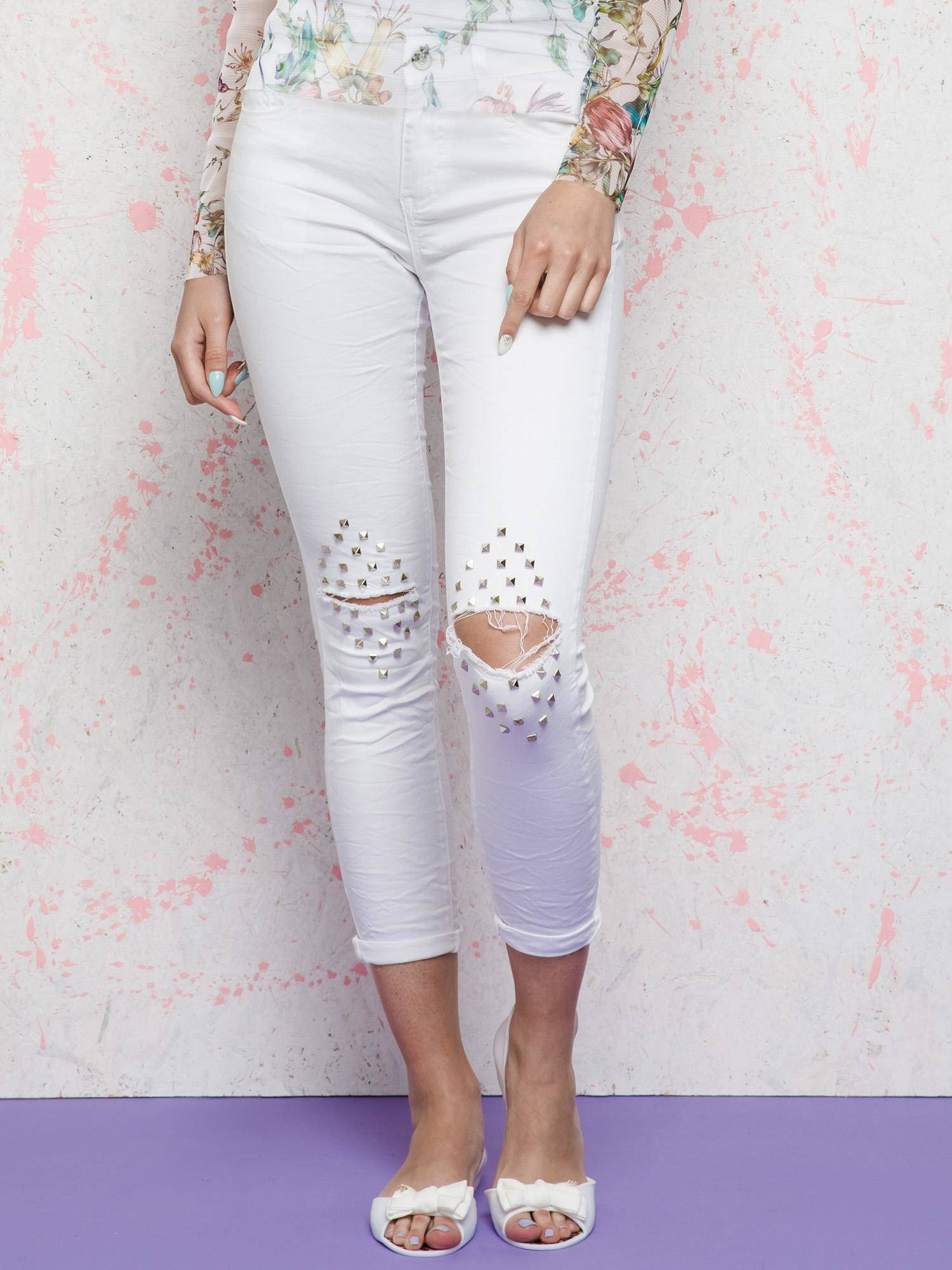 Euphora jeans decorated with cuts and rhinestones on the knees white