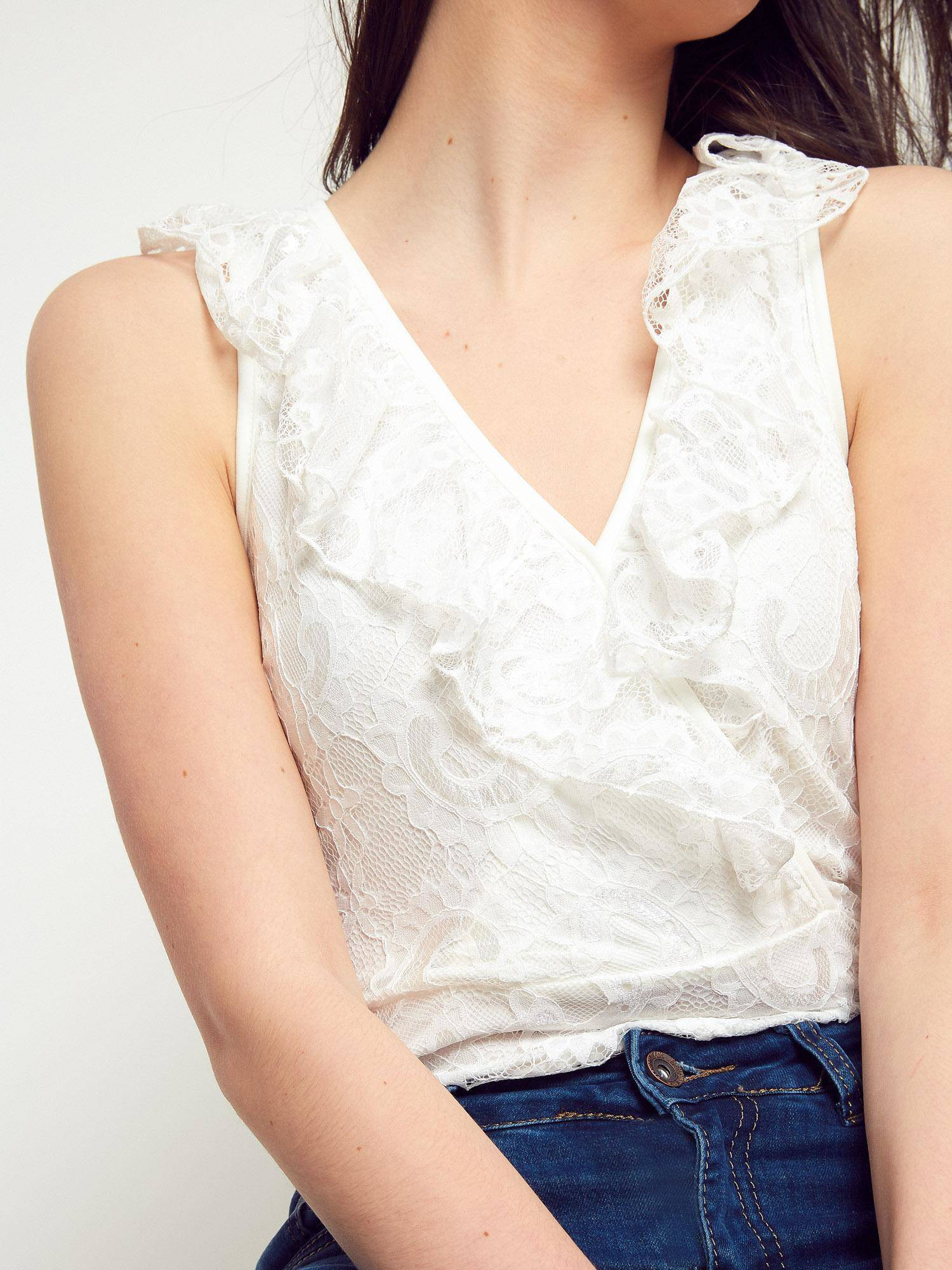 V-neck body with ecru lace