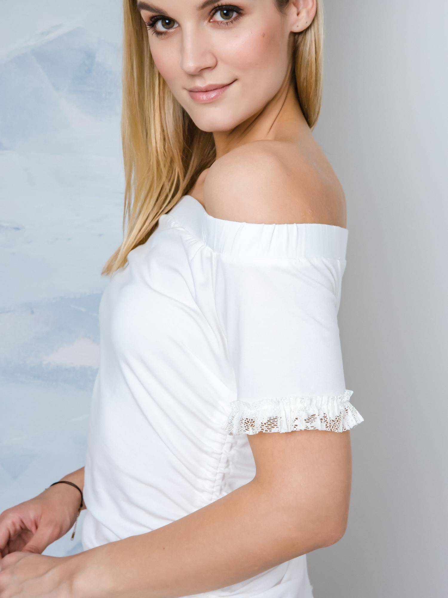 Lemonada dress decorated with carmen neckline and lace ecru frills