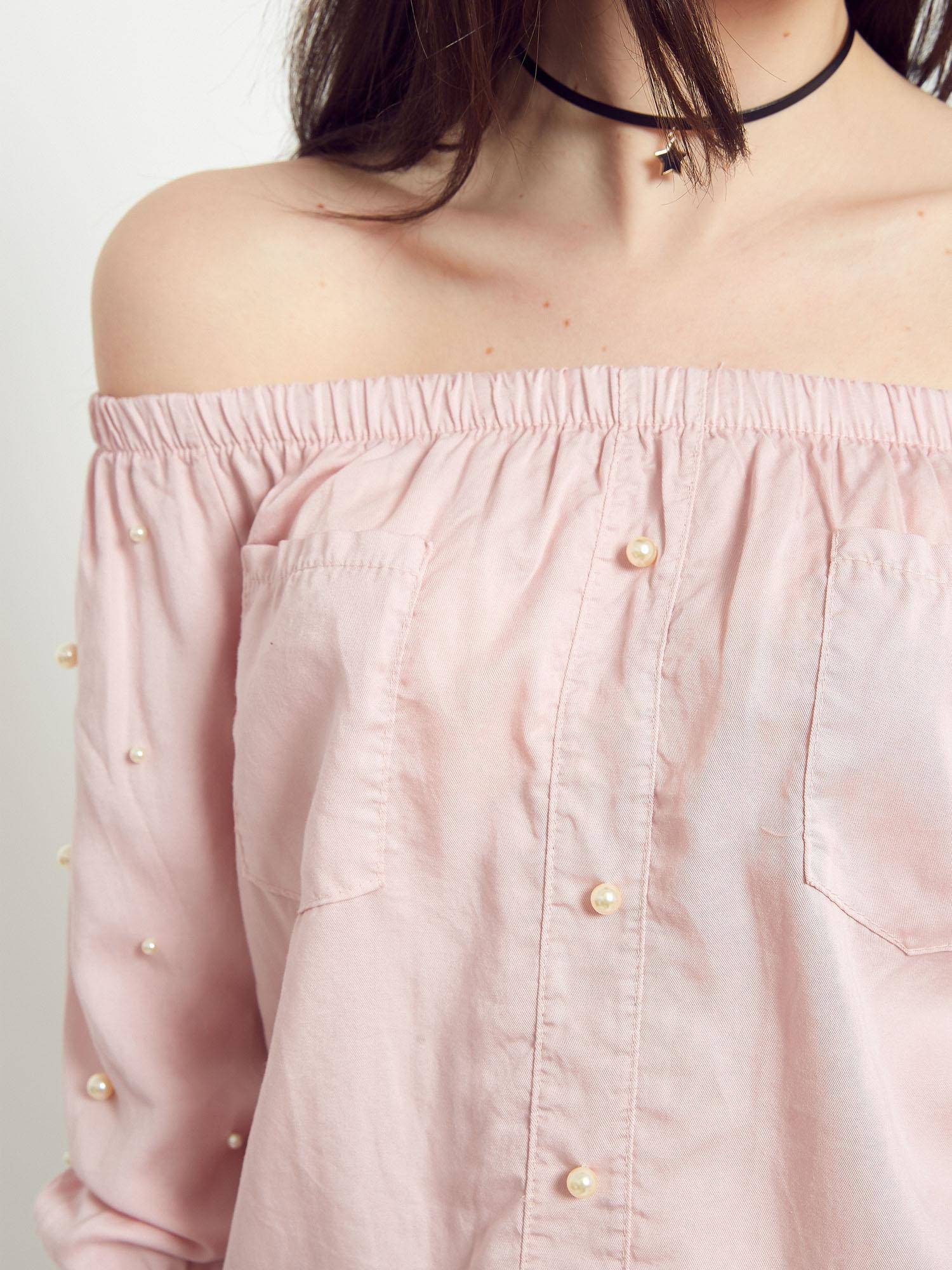 Blouse with pearls revealing shoulders light pink