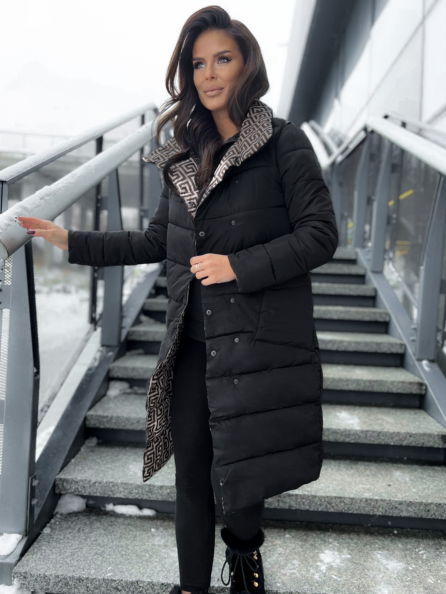 Jachetă neagră cu piept dublu, guler înalt stand-up Yups