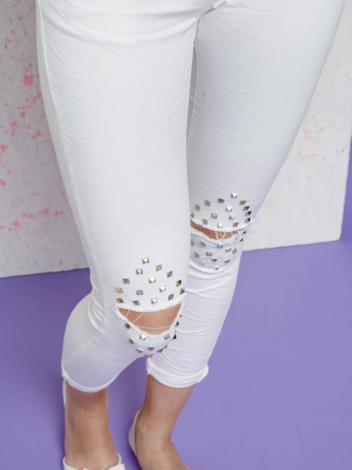Euphora jeans decorated with cuts and rhinestones on the knees white