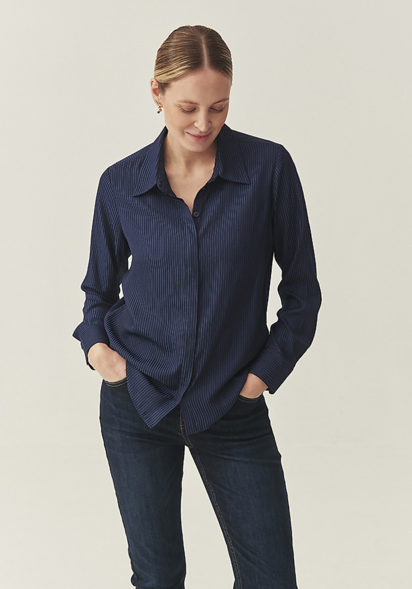 Тъмносина сатенена риза на райета