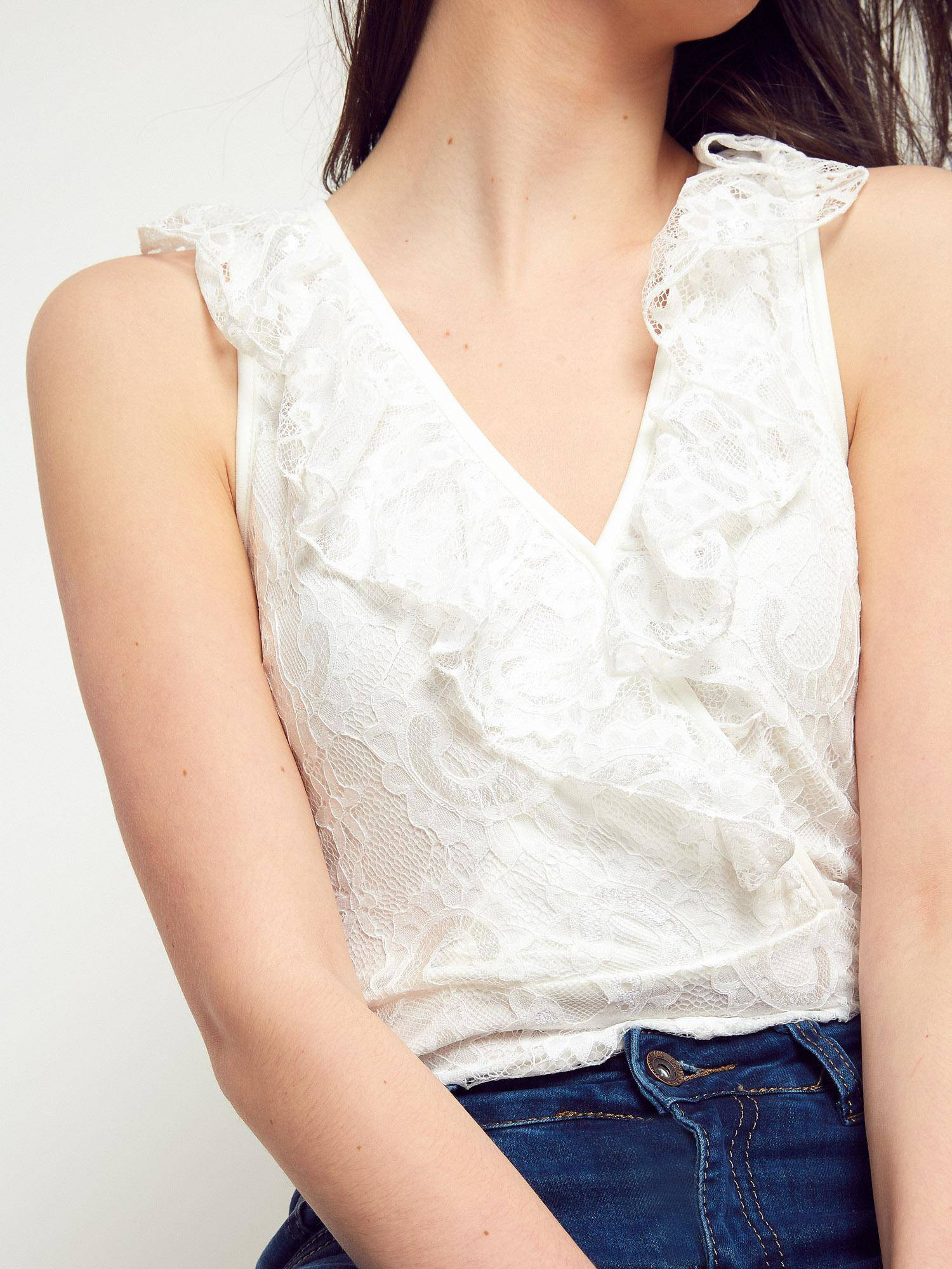 V-neck body with ecru lace