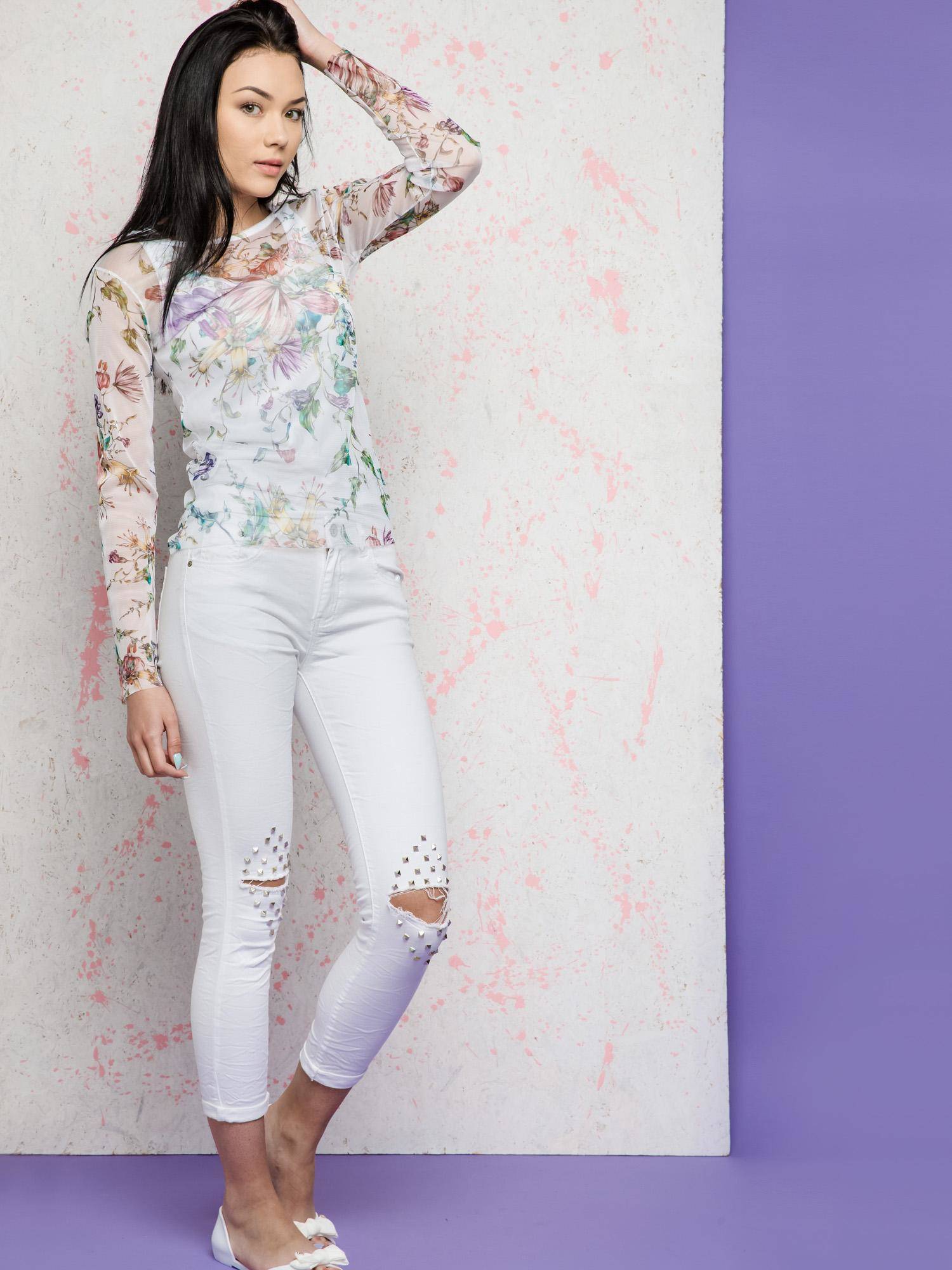 Euphora jeans decorated with cuts and rhinestones on the knees white