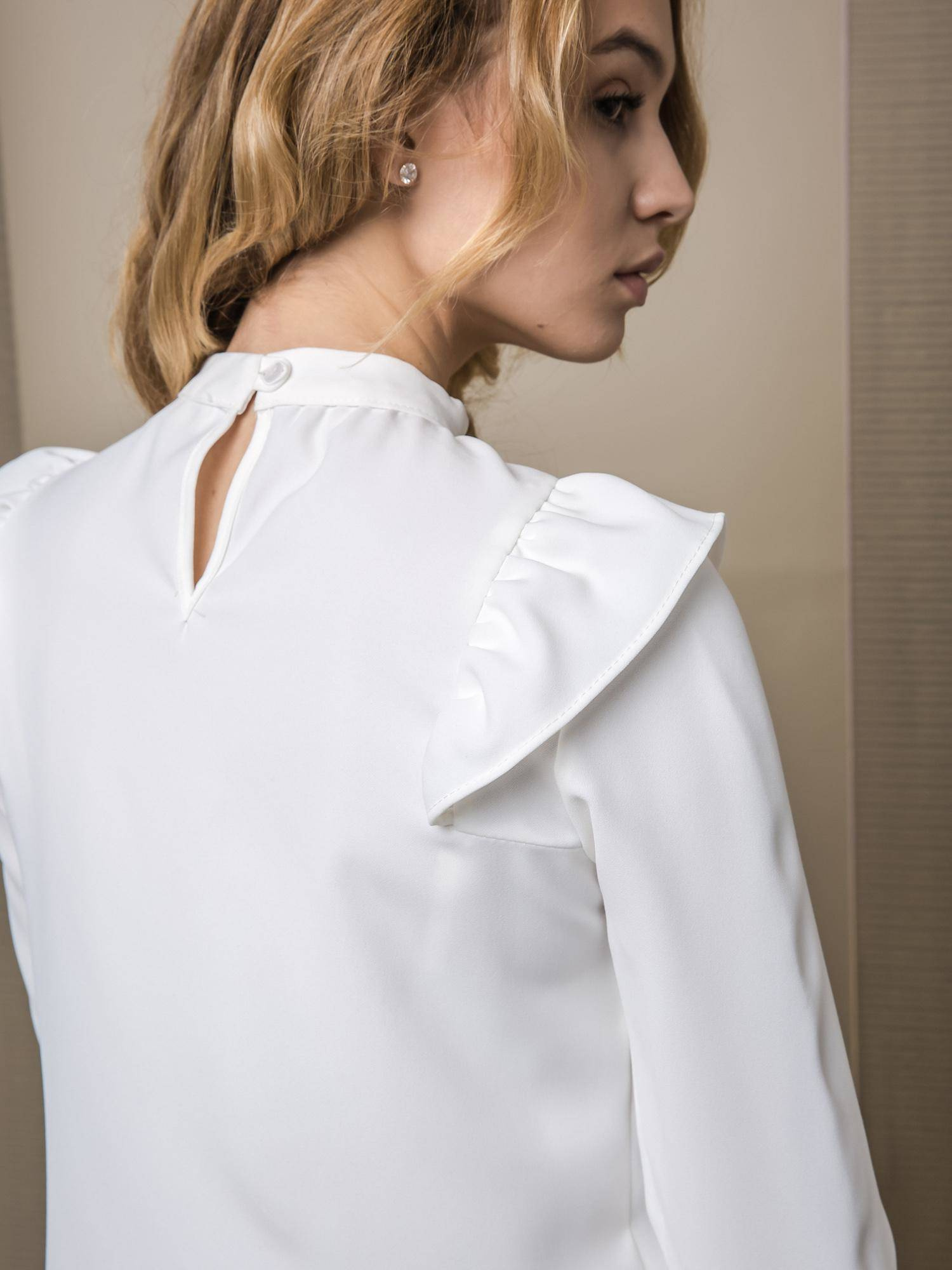 Lola blouse with frills at the front white