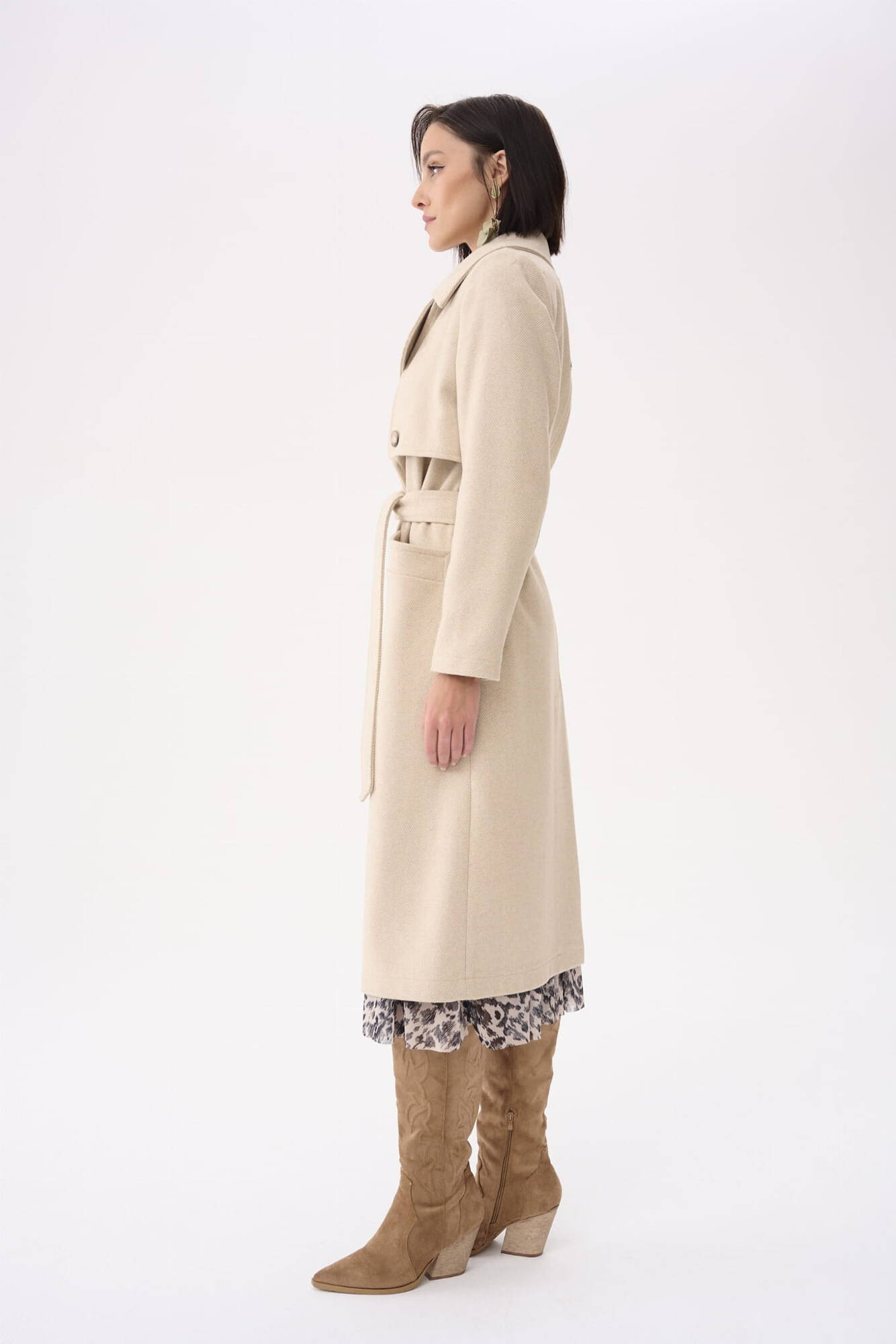 Beige double-breasted coat with Blue Shadow belt