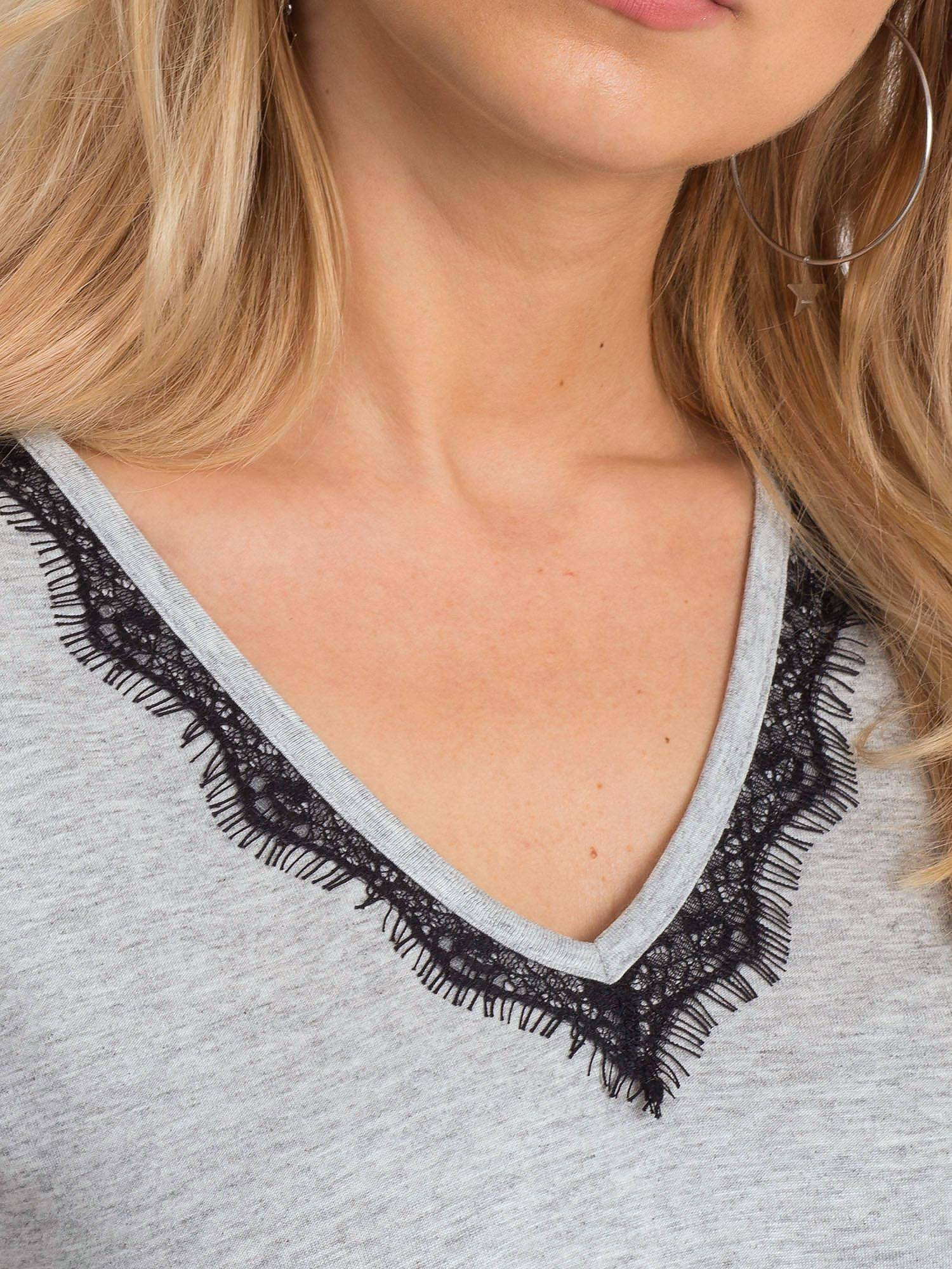 V-neck blouse decorated with gray lace