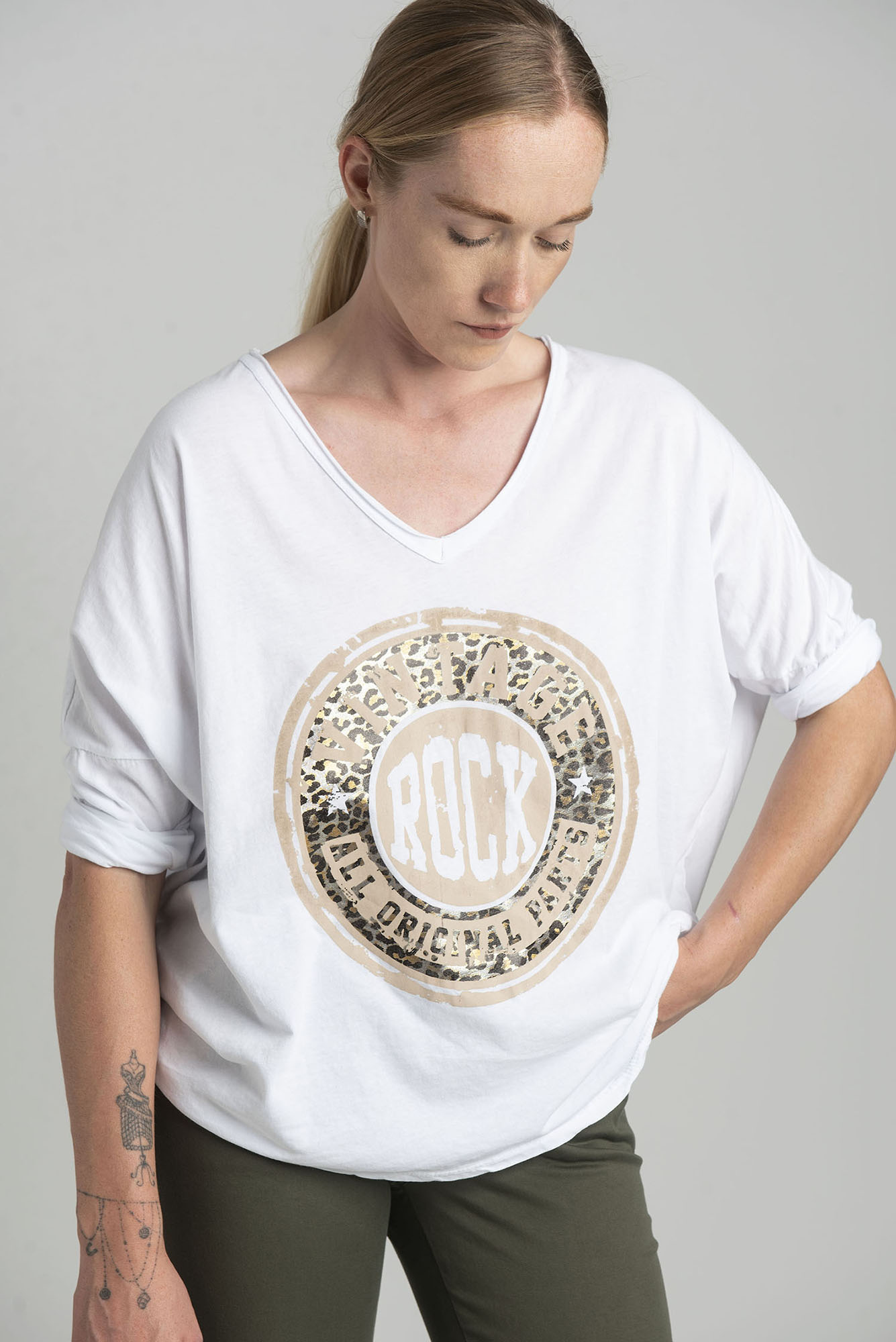 White oversize blouse with a shiny print