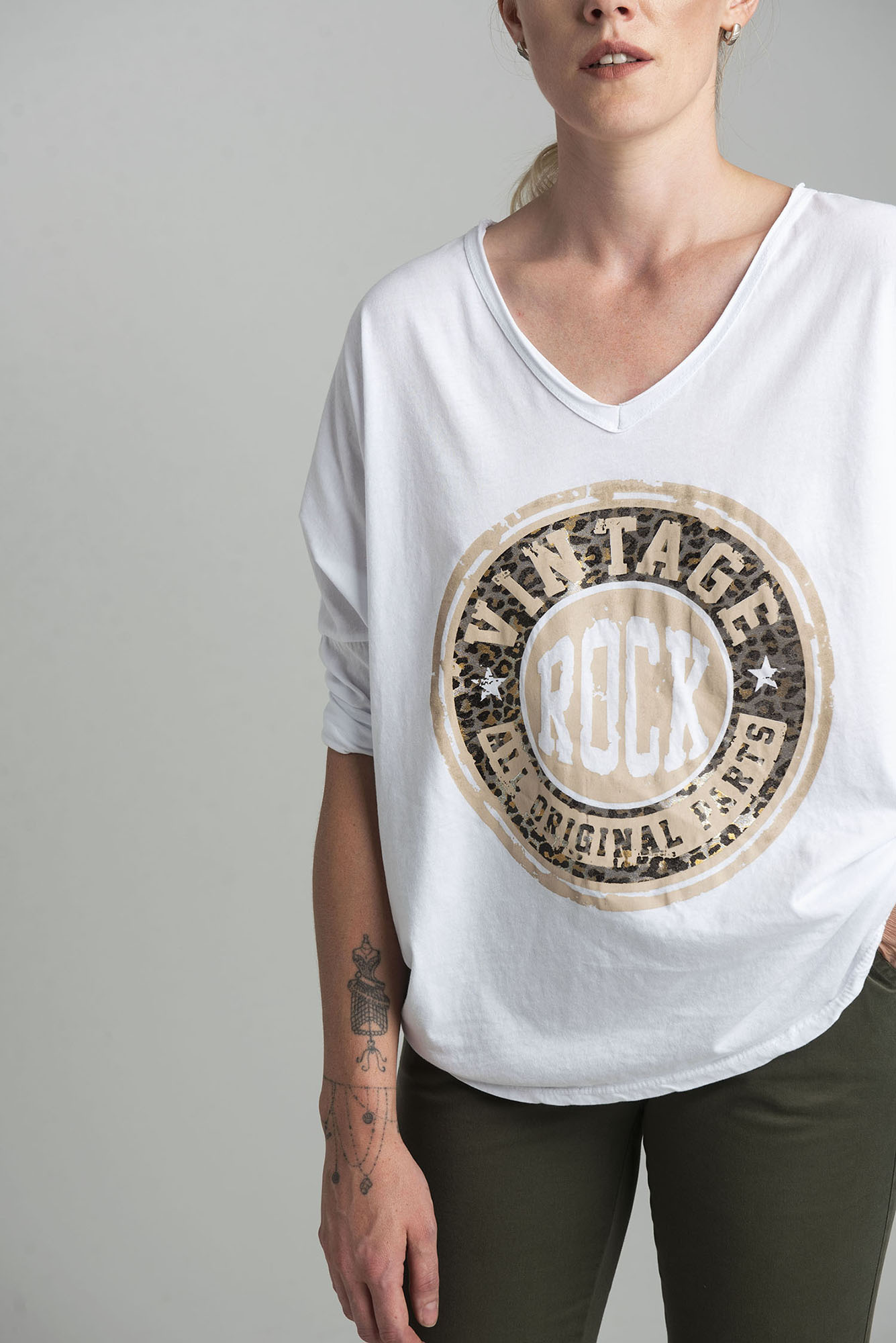 White oversize blouse with a shiny print