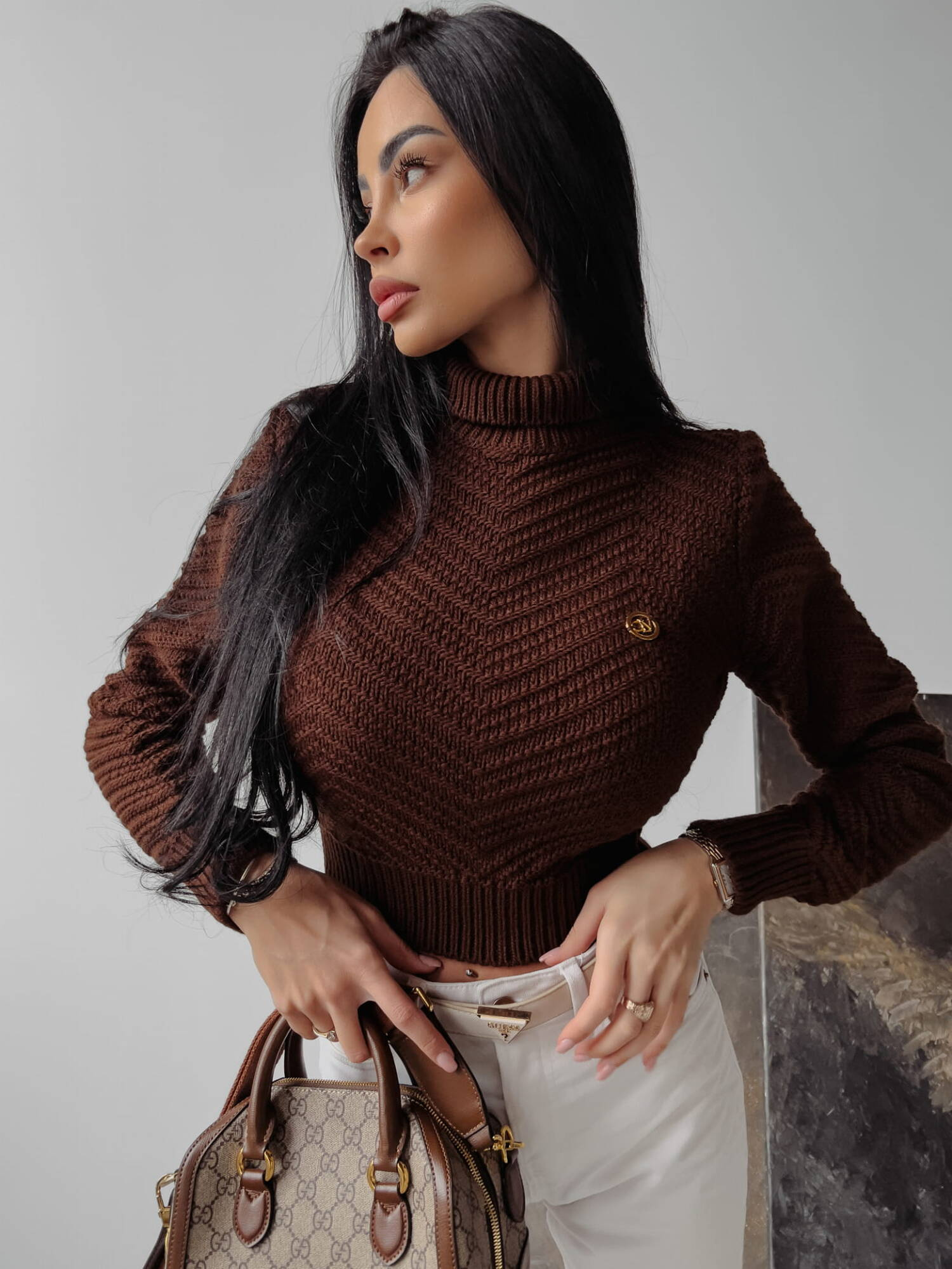EMMIE 2023 OLAVOGA Brown Turtleneck