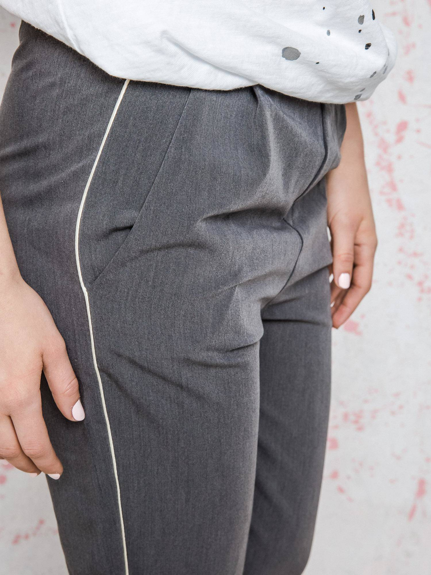 Euphora carrot pants with anthracite stripes
