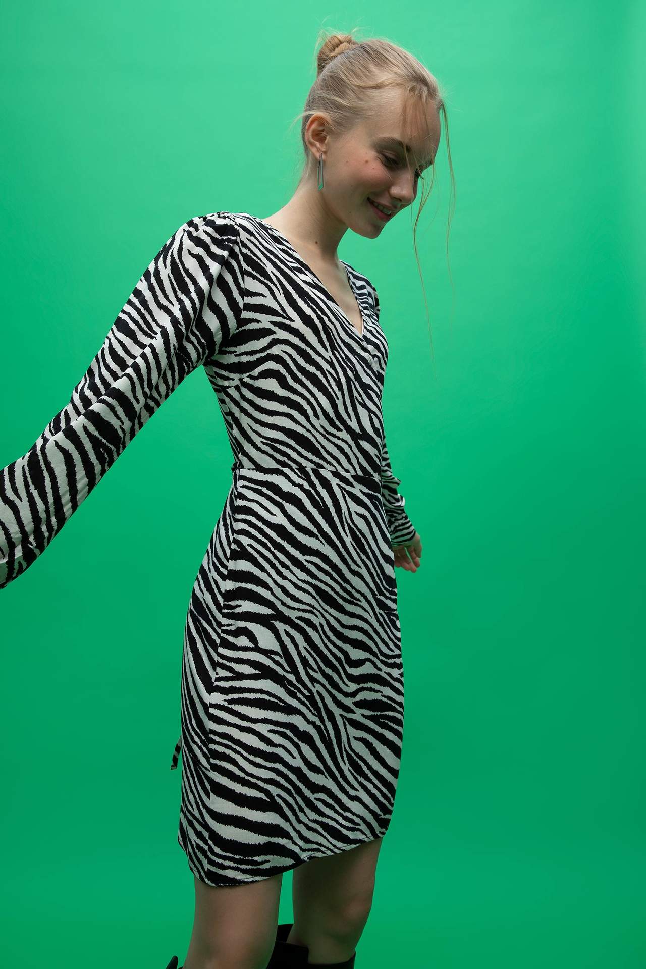 DEFACTO A Cut V-Neck Animal Print Mini Long Sleeve Dress