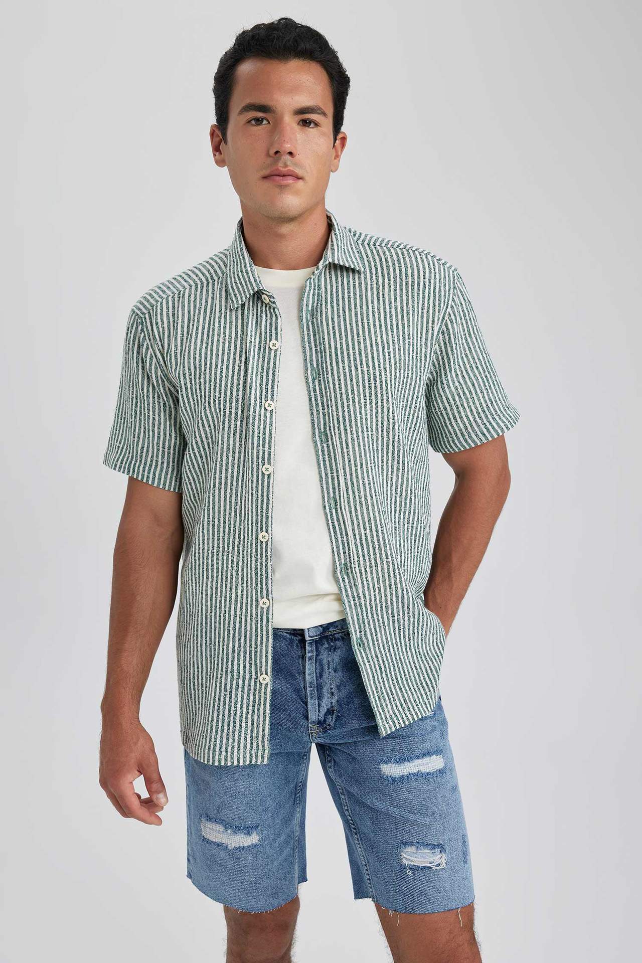 Levně DEFACTO Regular Fit Cotton Striped Short Sleeve Shirt