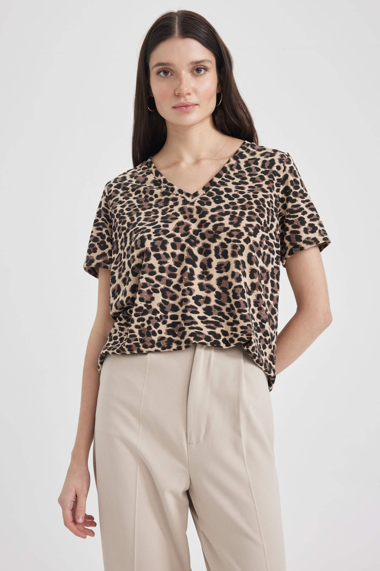 Levně DEFACTO Traditional Regular Fit V Neck Leopard Pattern Short Sleeve T-Shirt