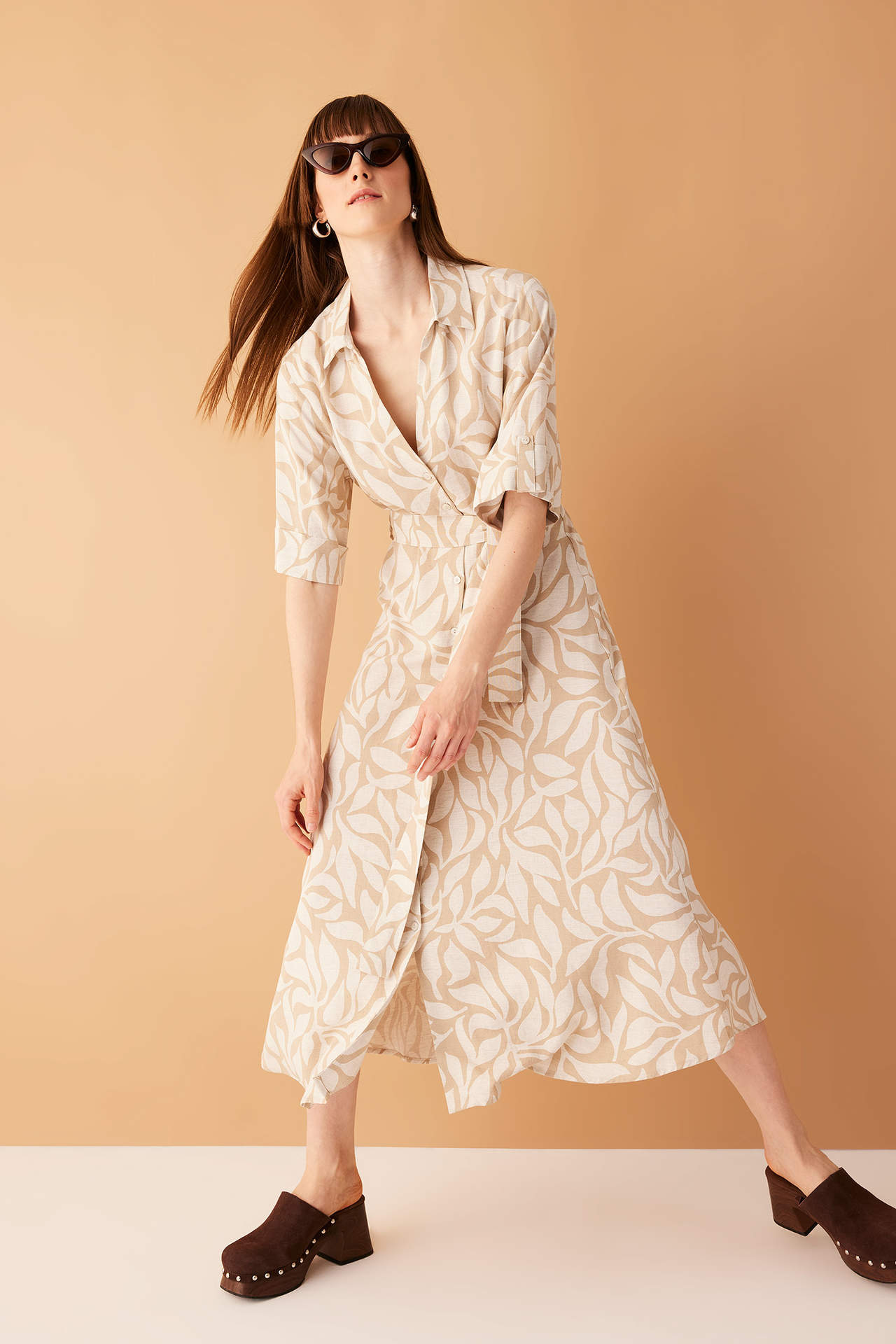 Levně DEFACTO Shirt Collar Patterned Short Sleeve Linen Blend Midi Dress
