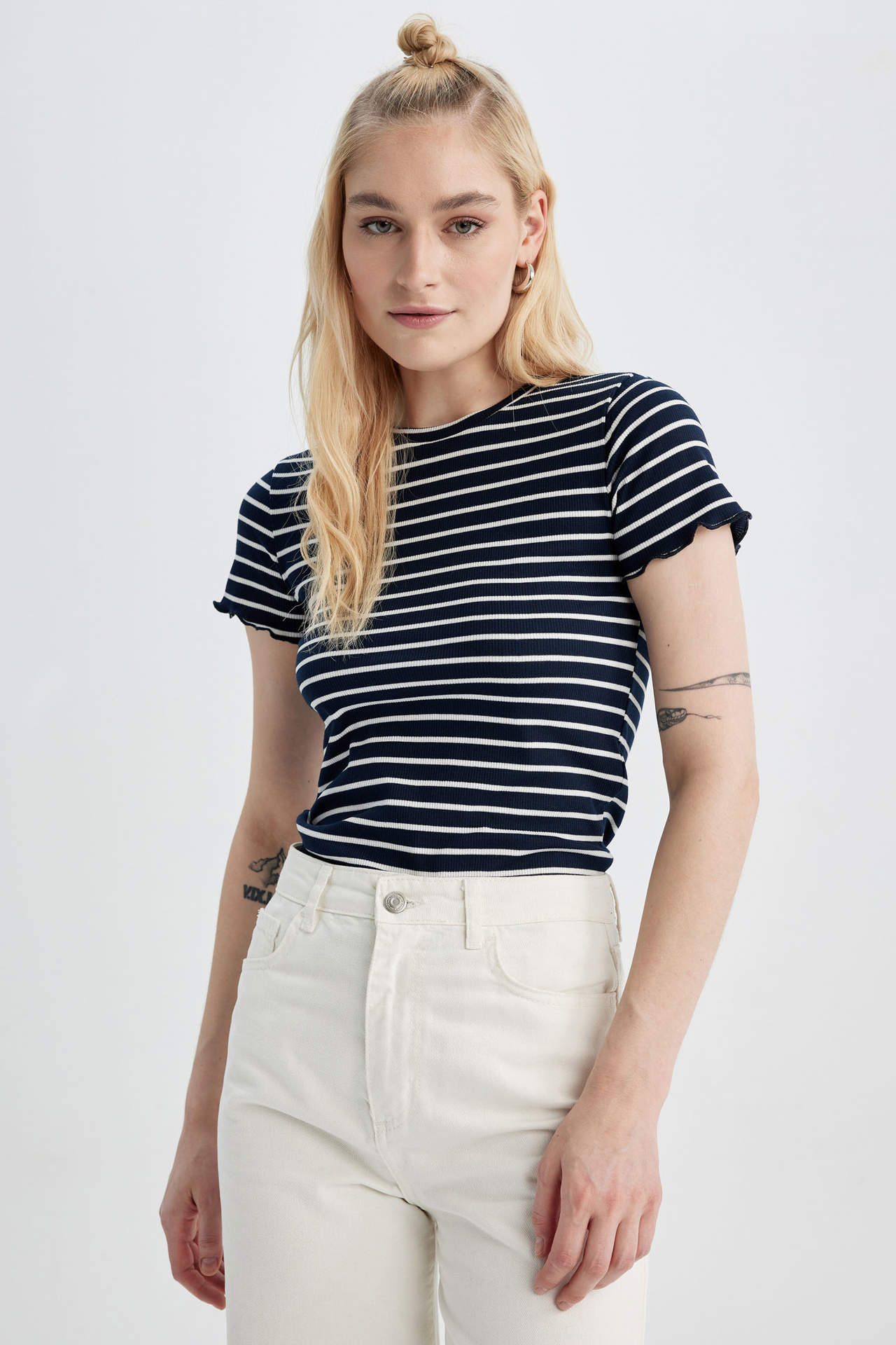 Levně DEFACTO Fitted Crew Neck Striped Short Sleeve T-Shirt