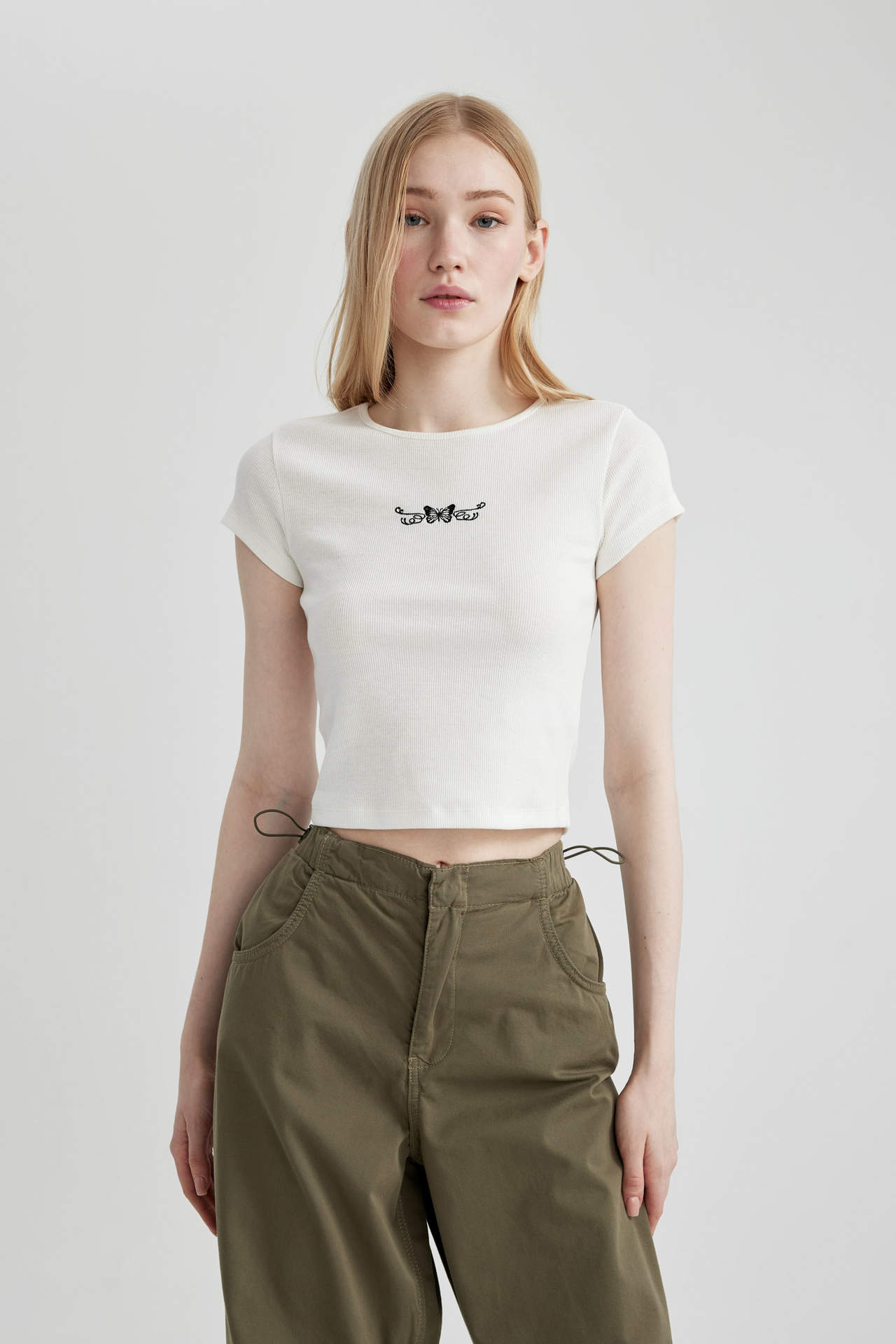 Levně DEFACTO Slim Fit Embroidered Camisole Short Sleeve T-Shirt