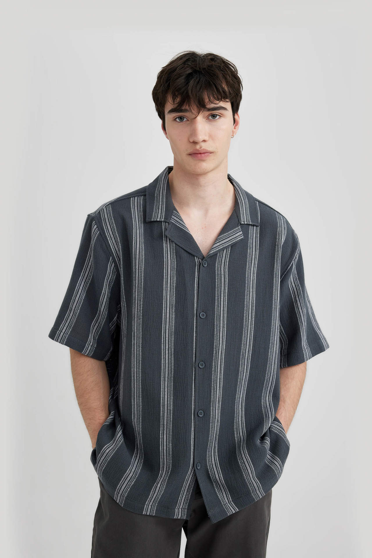 Levně DEFACTO Relax Fit Striped Short Sleeve Shirt