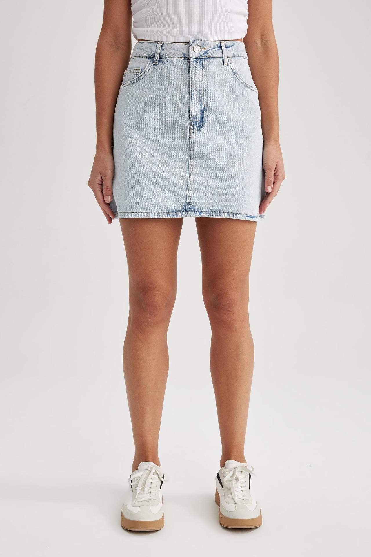 Levně DEFACTO Regular Fit Mini Skirt