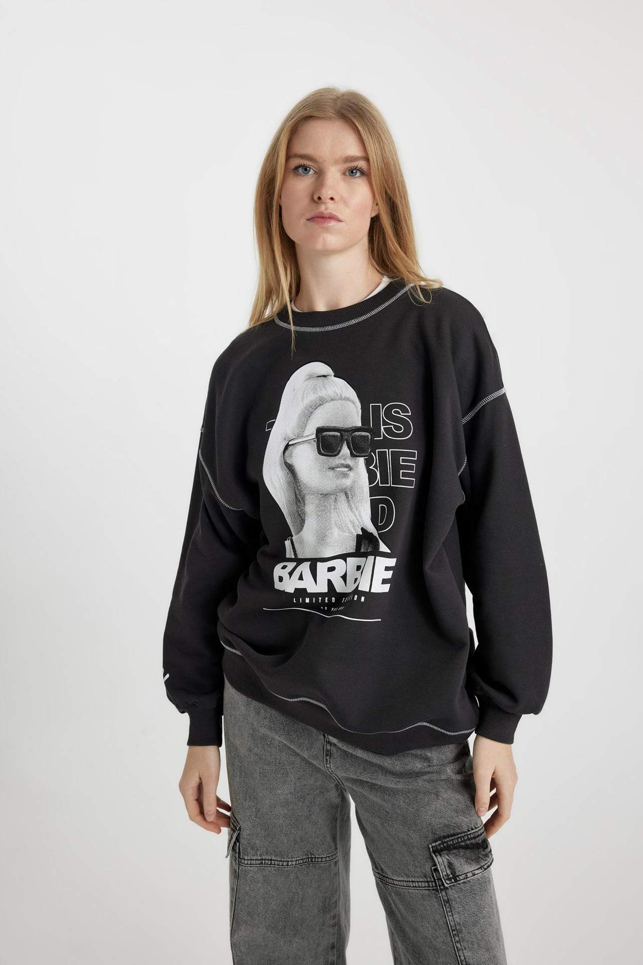 Levně DEFACTO Oversize Fit Barbie Licensed Printed Sweatshirt