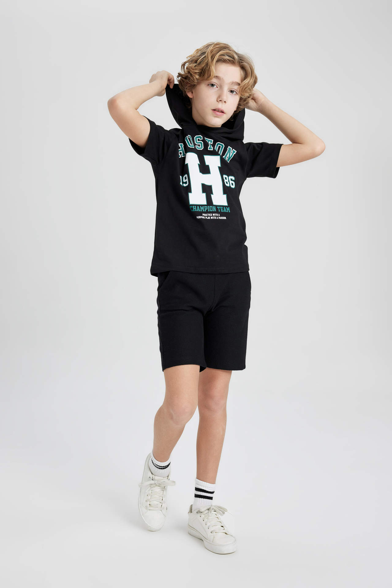 Levně DEFACTO Boy Printed Hooded T-Shirt Shorts 2 Piece Set