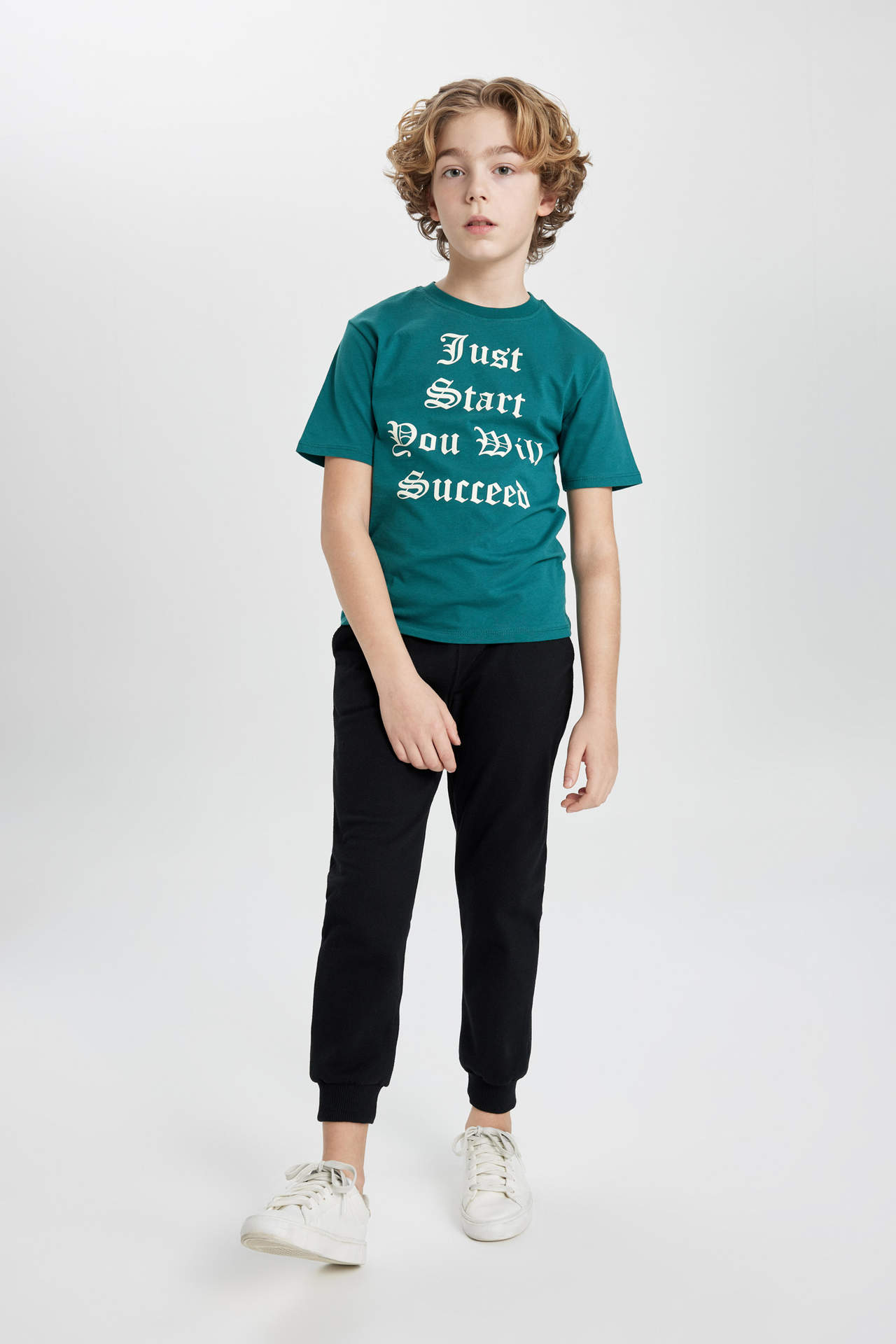 Levně DEFACTO Boy Slogan Printed Short Sleeve T-Shirt Sweatpants 2 Piece Set