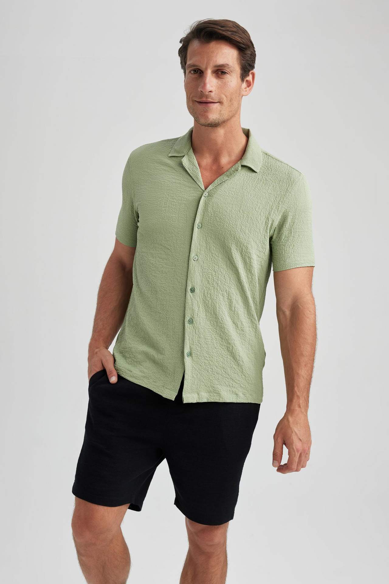 Levně DEFACTO Modern Fit Resort Neck Crinkle Short Sleeve Shirt