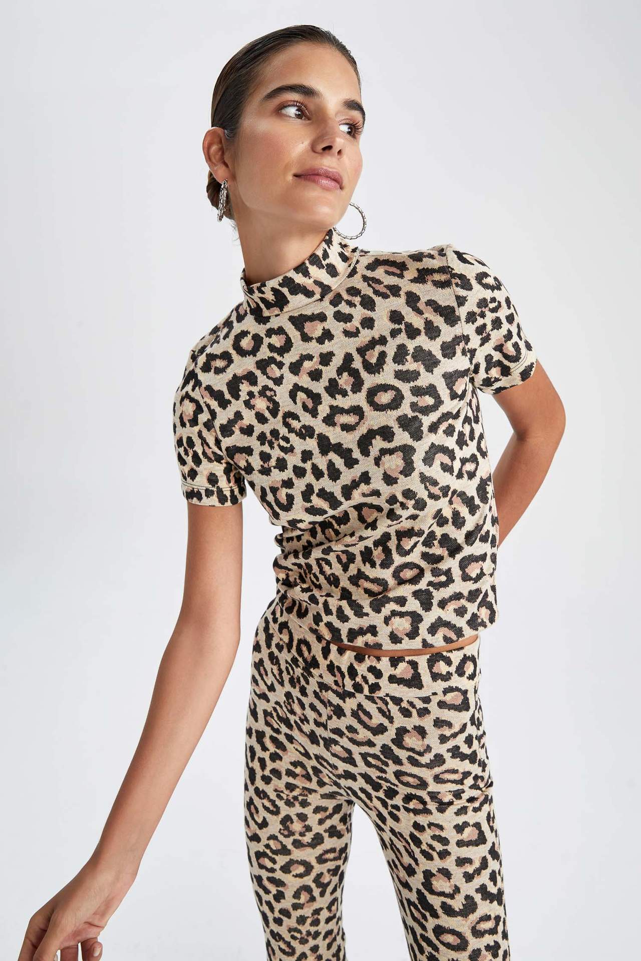 Levně DEFACTO Slim Fit Half Turtleneck Leopard Short Sleeve T-Shirt