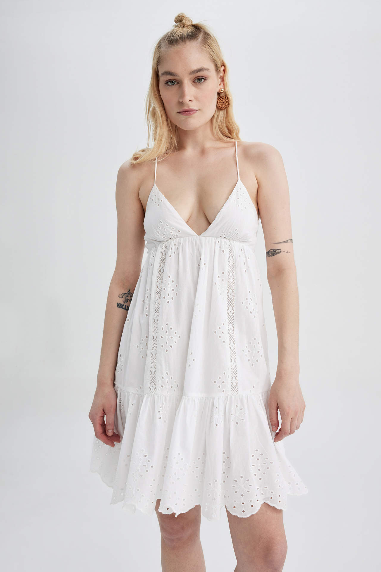 Levně DEFACTO Heart Collar Embroidered Mini Short Sleeve Dress