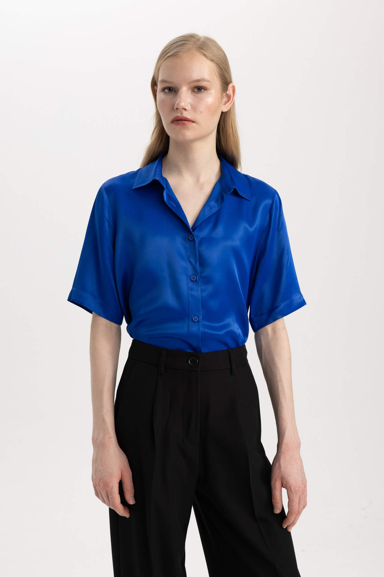 Levně DEFACTO Regular Fit Shirt Collar Satin Short Sleeve Shirt