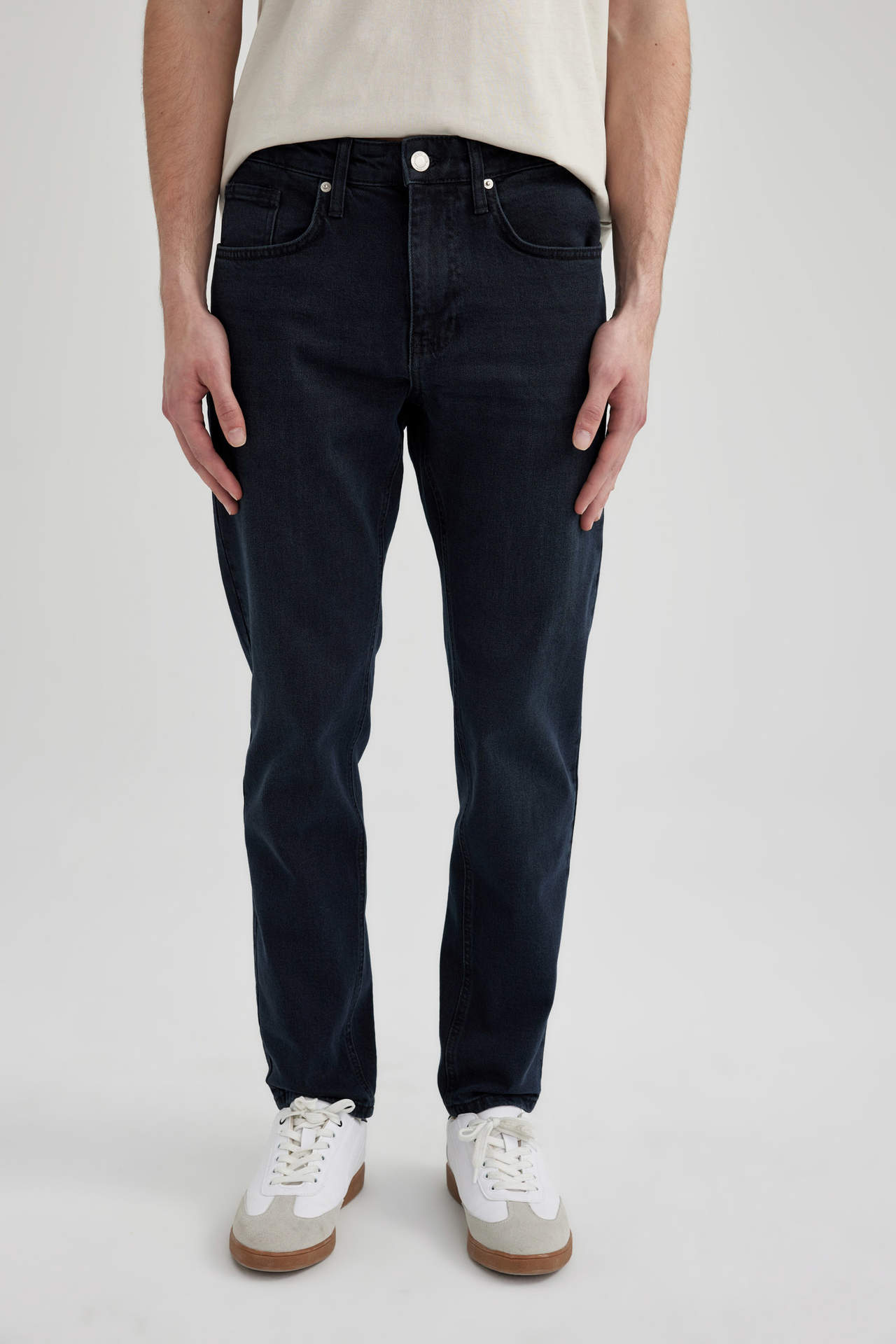 Levně DEFACTO Slim Tapered Fit Narrow Fit Normal Waist Tapered Leg Jeans