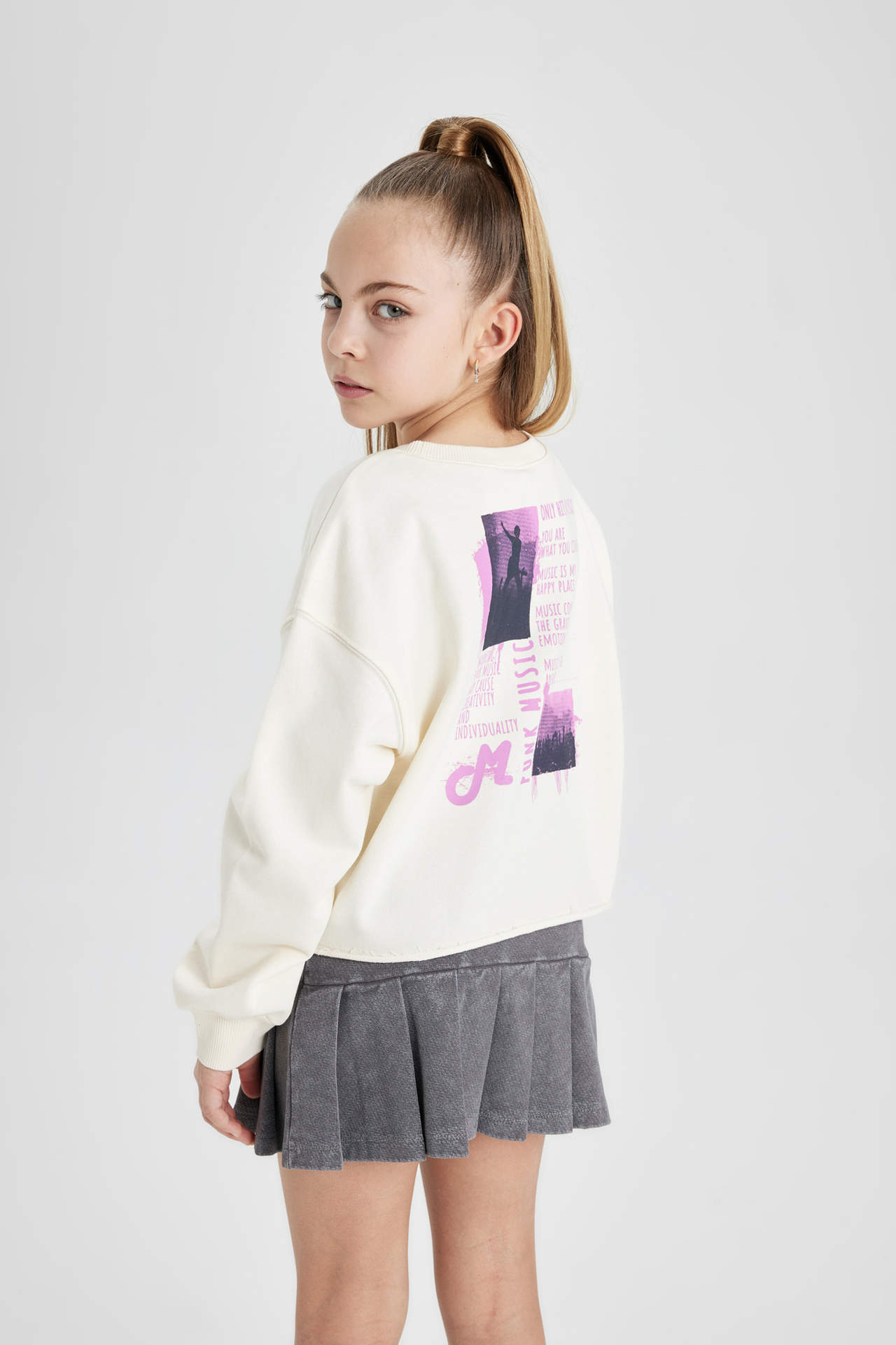 Levně DEFACTO Girl Crop Back Printed Crew Neck Sweatshirt