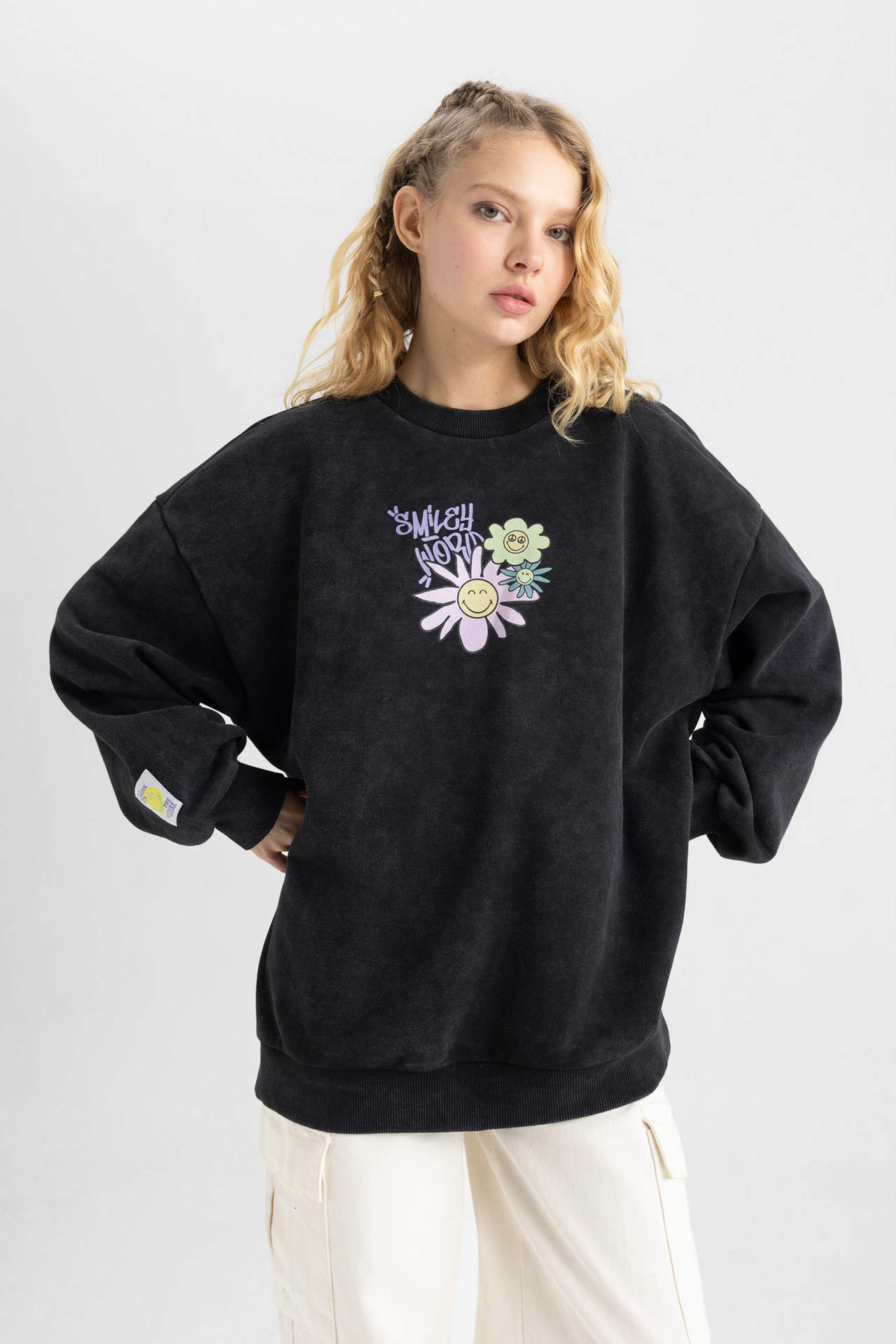 Levně DEFACTO Oversize Fit Smiley Licence Printed Sweatshirt